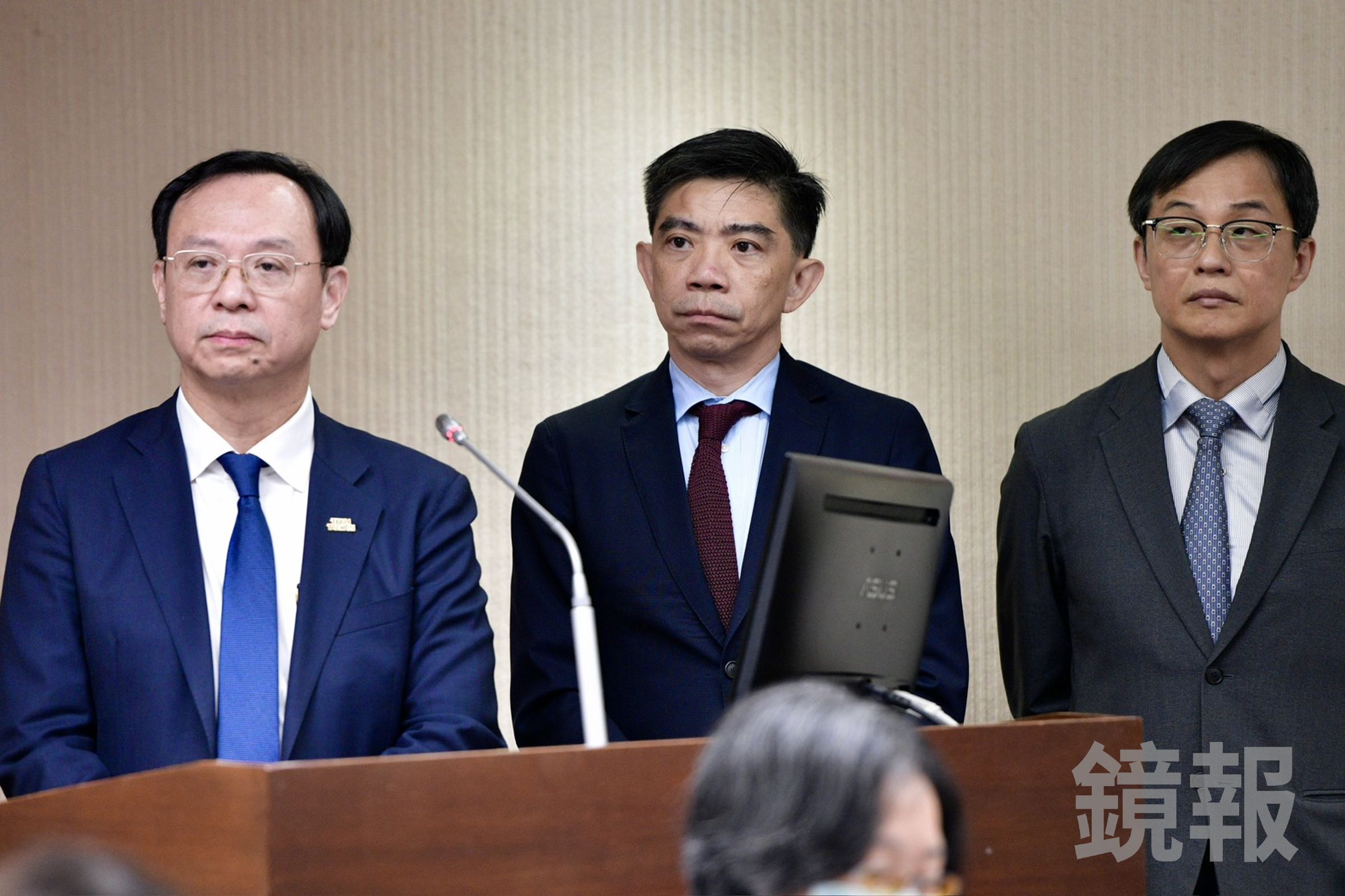 7月4日決定問題油20％下架門檻的專家會議紀錄，揭露食安辦主任許輔（中）曾說「若要求第二層加工產品全面下架，亦會牽連至第三層、第四層產品。」最後食藥署長姜至剛（右）裁示，20％以下產品不用下架。（鏡報李智為）