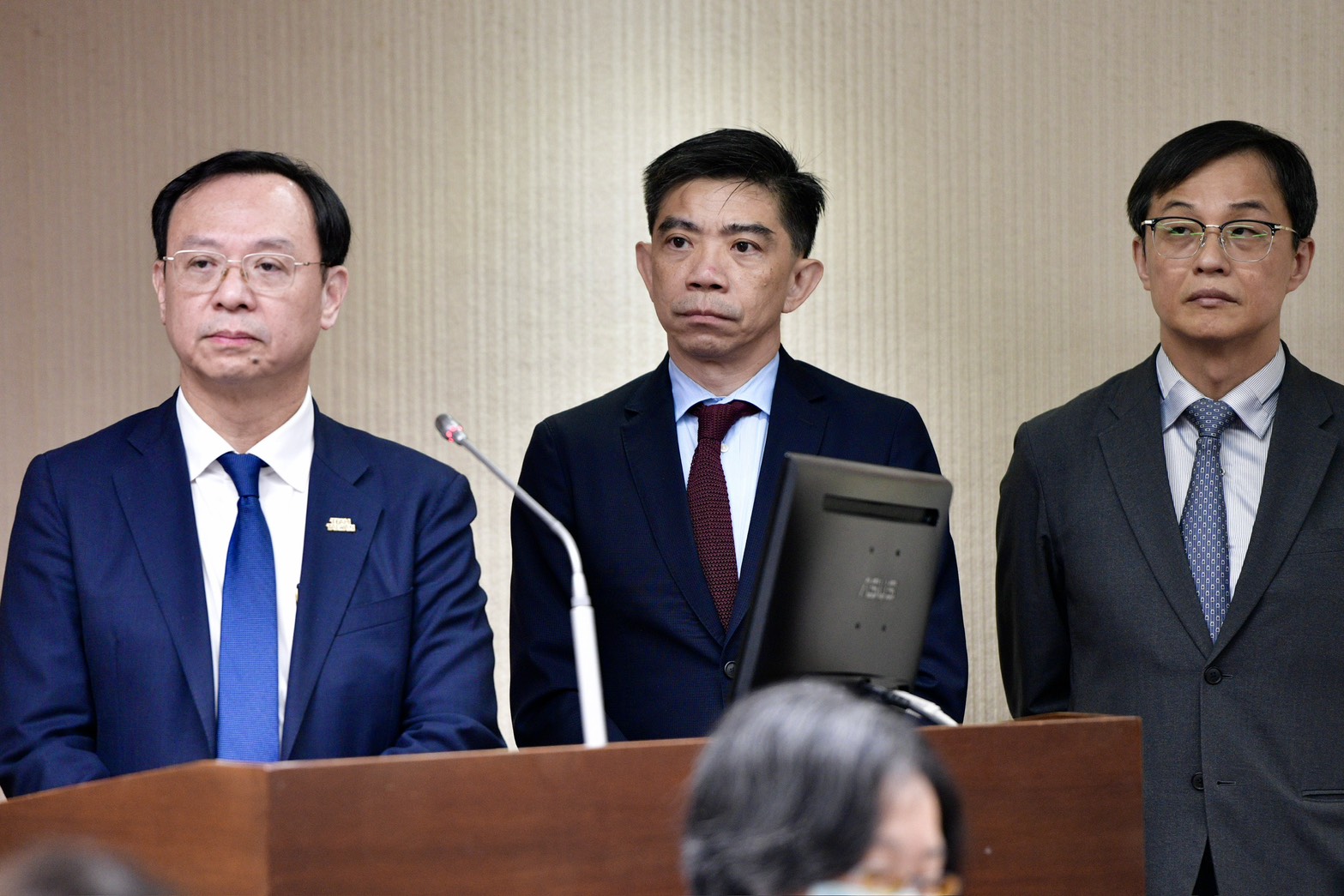 7月4日決定問題油20%下架門檻的專家會議紀錄,揭露食安辦主任許輔(中)曾說「若要求第二層加工產品全面下架,亦會牽連至第三層、第四層產品。」最後食藥署長姜至剛(右)裁示,20%以下產品不用下架。(鏡報李智為)