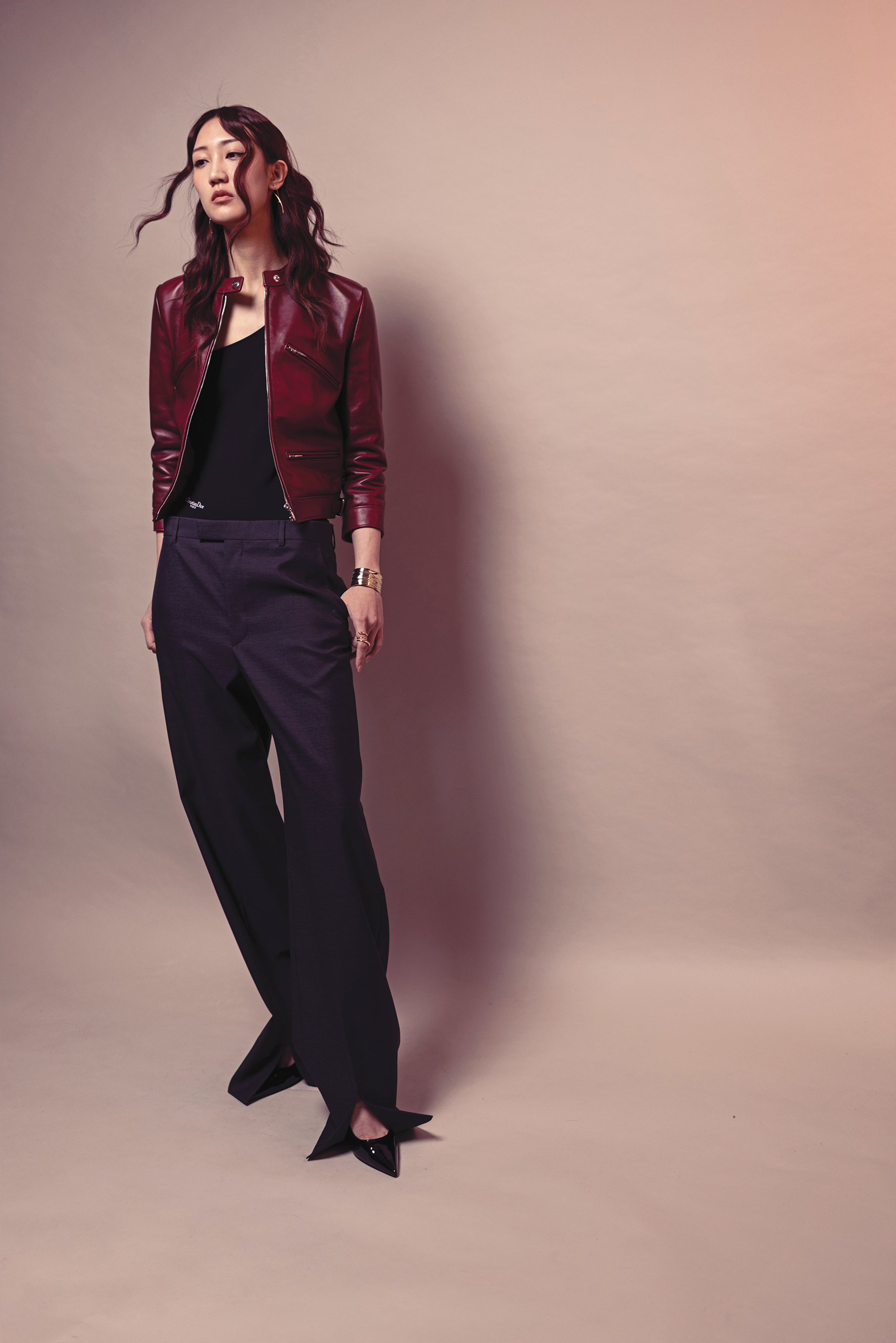 紅色皮衣外套 NT$189,000 by GUCCI／黑色連身衣 NT$68,000 by DIOR／灰色寬褲 NT$56,400 by GUCCI／JUDY繫踝高跟鞋 價格店洽 by CELINE BY HEDI SLIMANE／Mercy系列18K玫瑰金耳環 NT$34,900 by GEORG JENSEN／金色手環  價格店洽 by FERRAGAMO／Mercy系列18K玫瑰金戒指 NT$88,300 by GEORG JENSEN／Fusion系列18K白金與黑陶瓷戒指 NT$45,500 by GEORG JENSEN／Fusion系列金戒指NT$71,000 by GEORG JENSEN