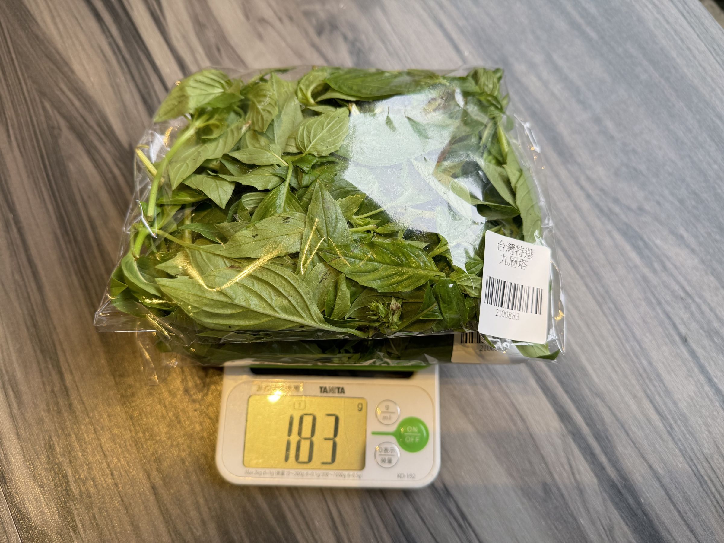 「美福食集」台灣特選九層塔被檢出殺菌劑百克敏0.03ppm,超過標準0.01ppm以下。(北市衛生局提供)