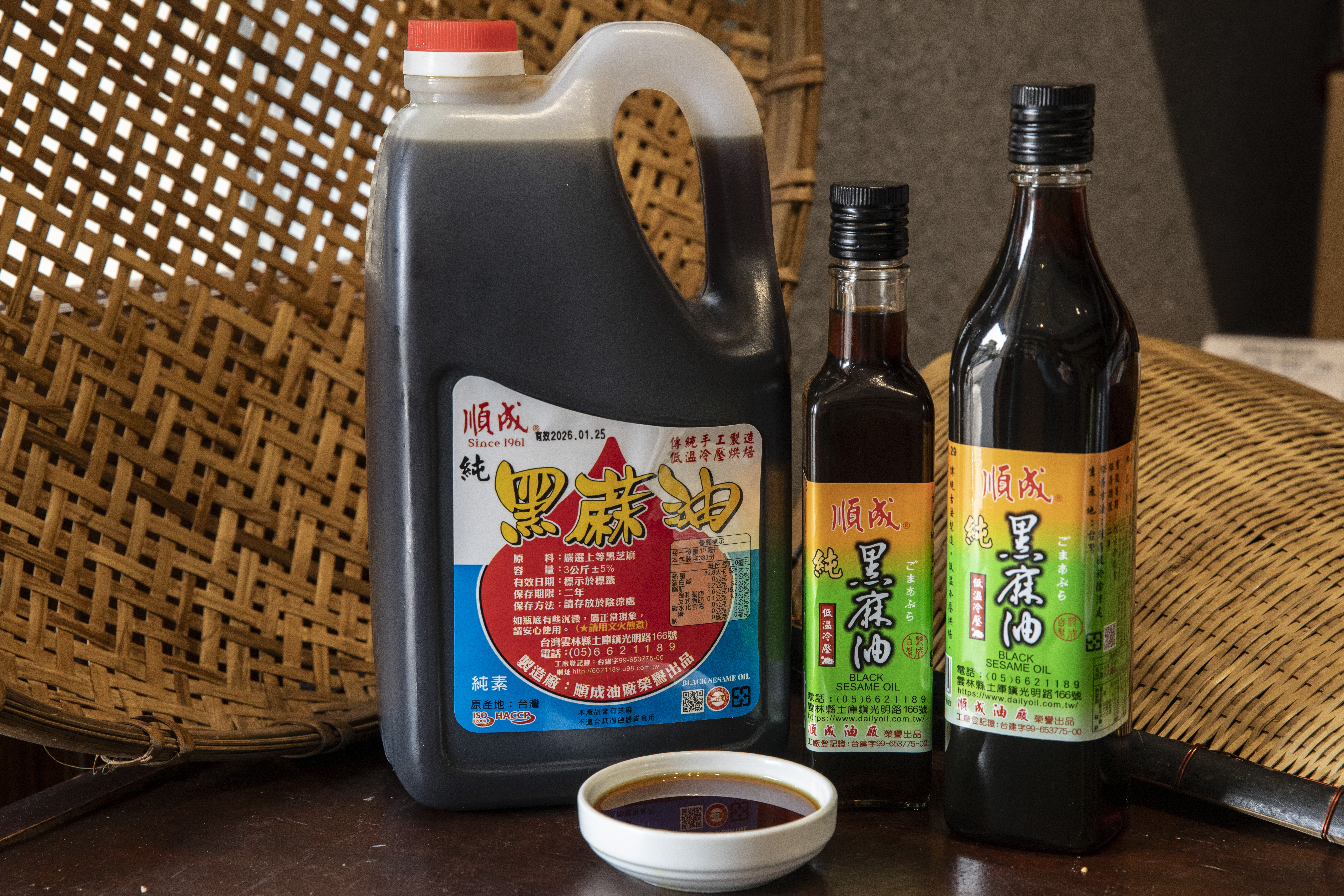 順成黑麻油經炒焙、冷壓榨油，味道濃厚。（左起冷壓純黑麻油，1,250元/3公斤；第一道頂級黑麻油頭，230元/250ml；330元/560ml）