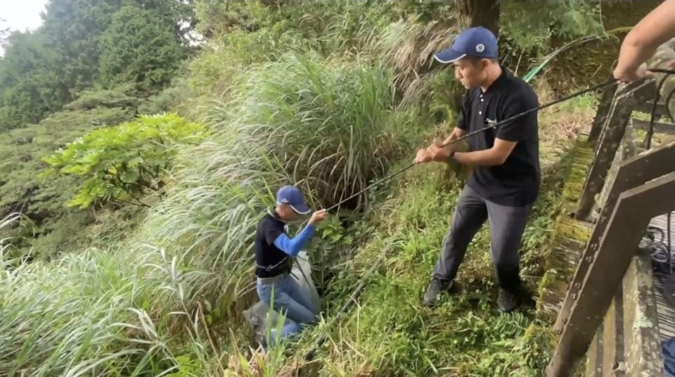因遊客亂丟垃圾,太平山森林遊樂區人員必須在山破上攀繩垂吊5公尺深撿拾垃圾。(太平山國家森林遊樂區提供)