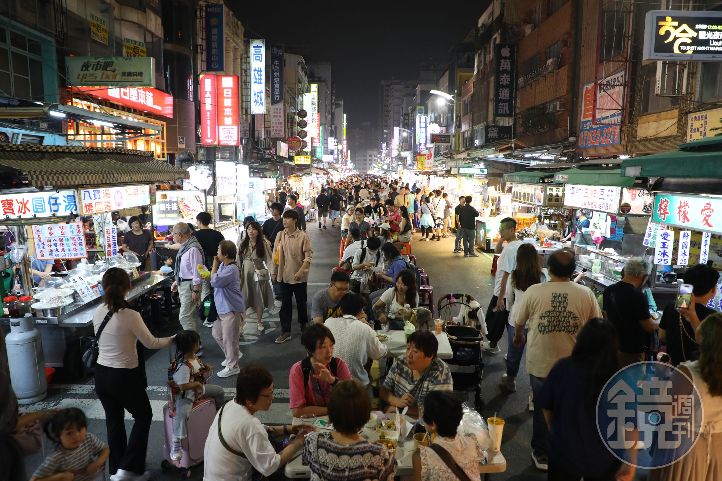 六合觀光夜市隨著高雄夜經濟的發展，重新成為年輕人愛逛愛吃的焦點。