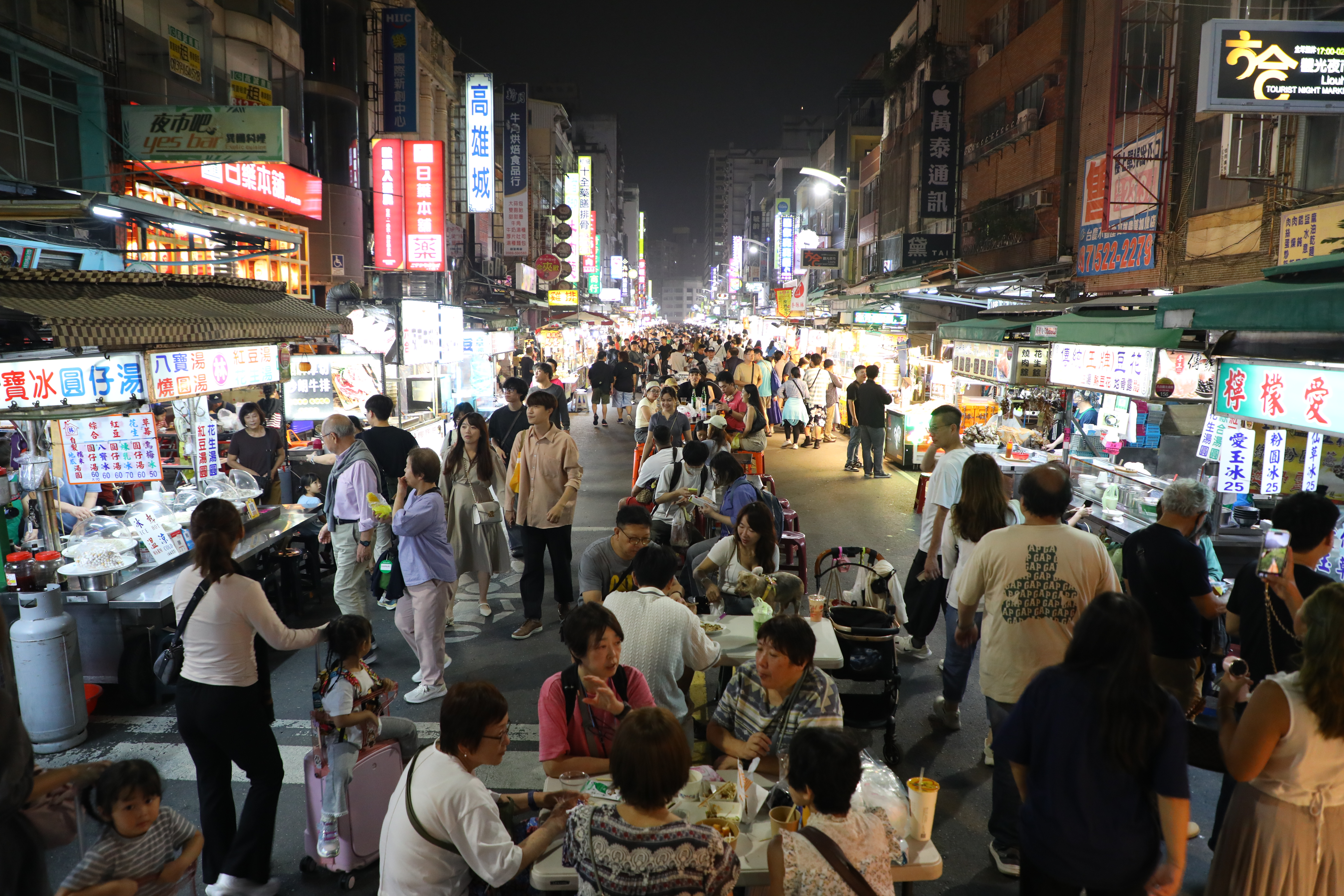 六合觀光夜市隨著高雄夜經濟的發展，重新成為年輕人愛逛愛吃的焦點。