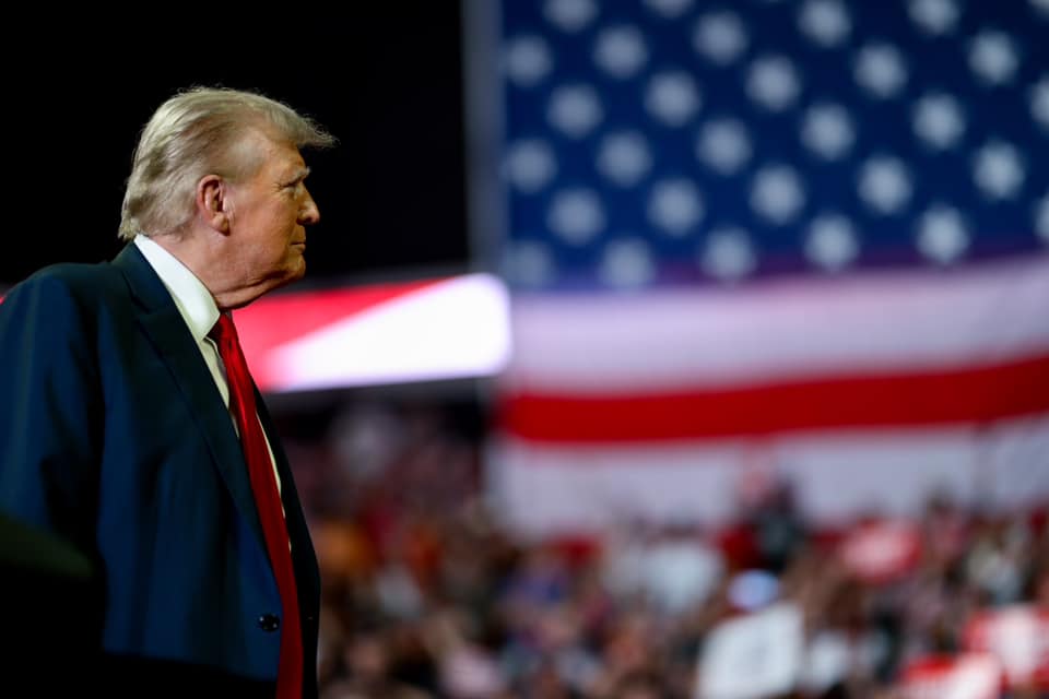 川普一席話讓台積電、科技股大跌，但謝金河認為，川普只是情緒勒索，真正造成股市大跌與ASML財報有關。（翻攝自川普臉書）