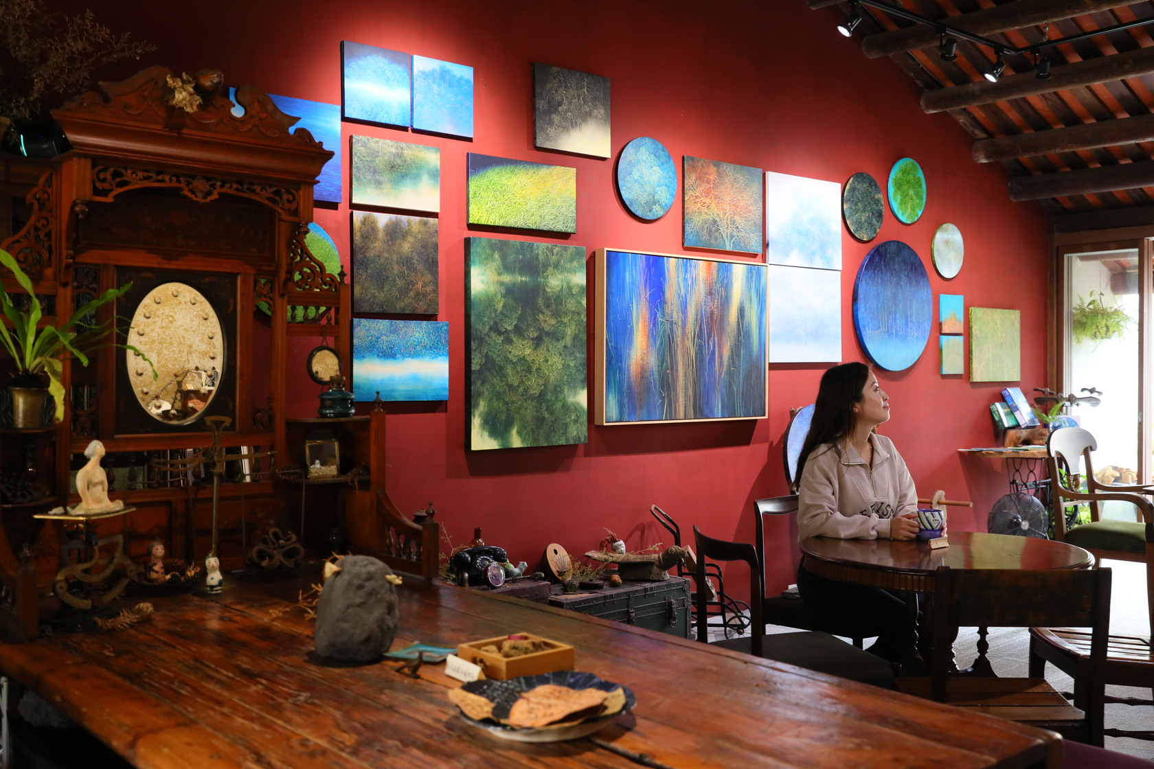 網友口中超好拍的低調景點「庶民美術館」，二樓是提供飲品的咖啡店。