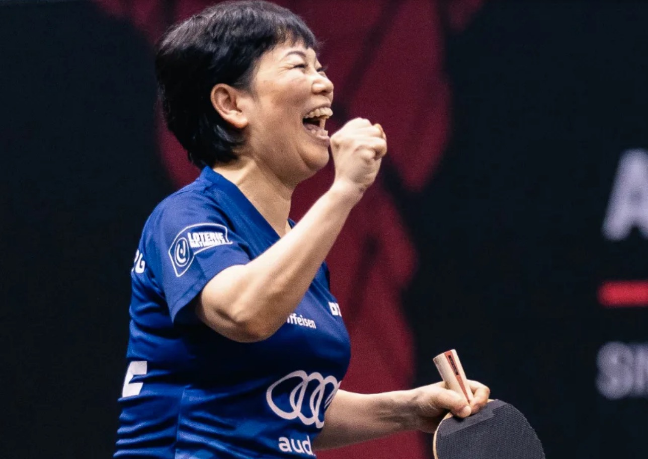 現年61歲的「桌球阿嬤」倪夏蓮日前對抗中國「球后」孫穎莎，雖然最終惜敗，但奮戰精神令人動容（翻攝X@WTTGlobal）