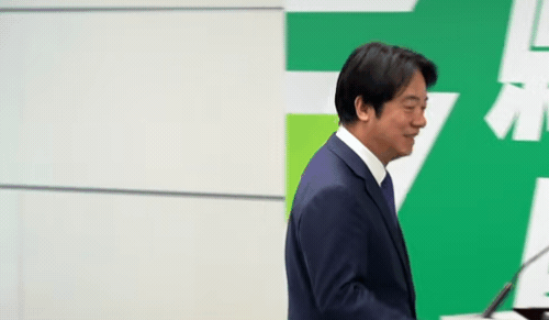 賴清德今天在記者會致詞前突被電到。（翻攝自民進黨記者會直播）