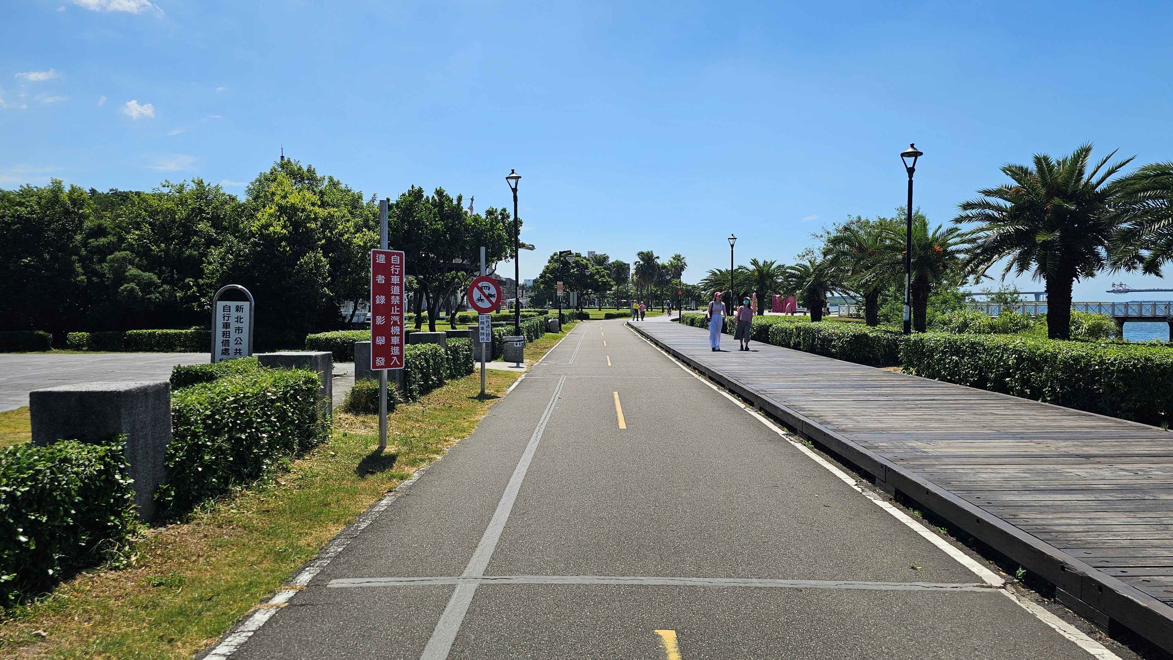 新北市8月10日起將於5處河濱新設科技執法點。圖為八里彩虹步道往觀海大道方向。（新北市府提供）