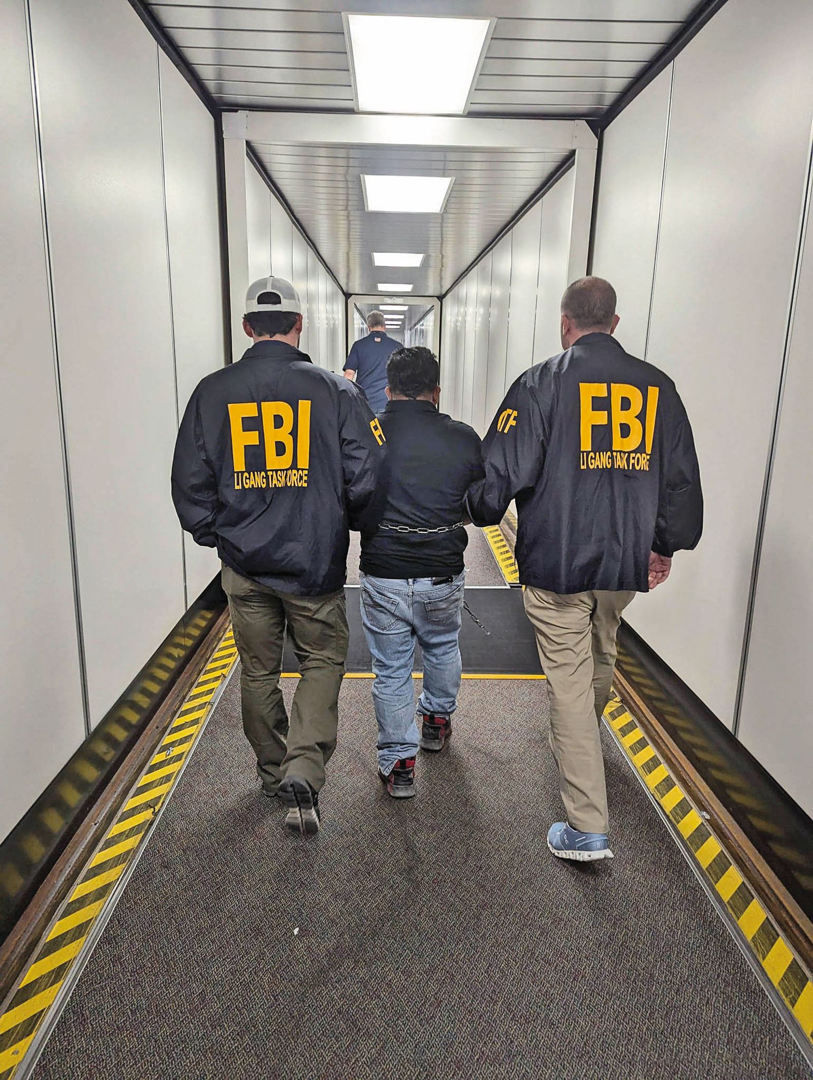 林睿庠過境紐約準備轉飛新加坡申請研究所，遭美方FBI逮捕。（示意圖，圖非當事人，翻攝FBI臉書）