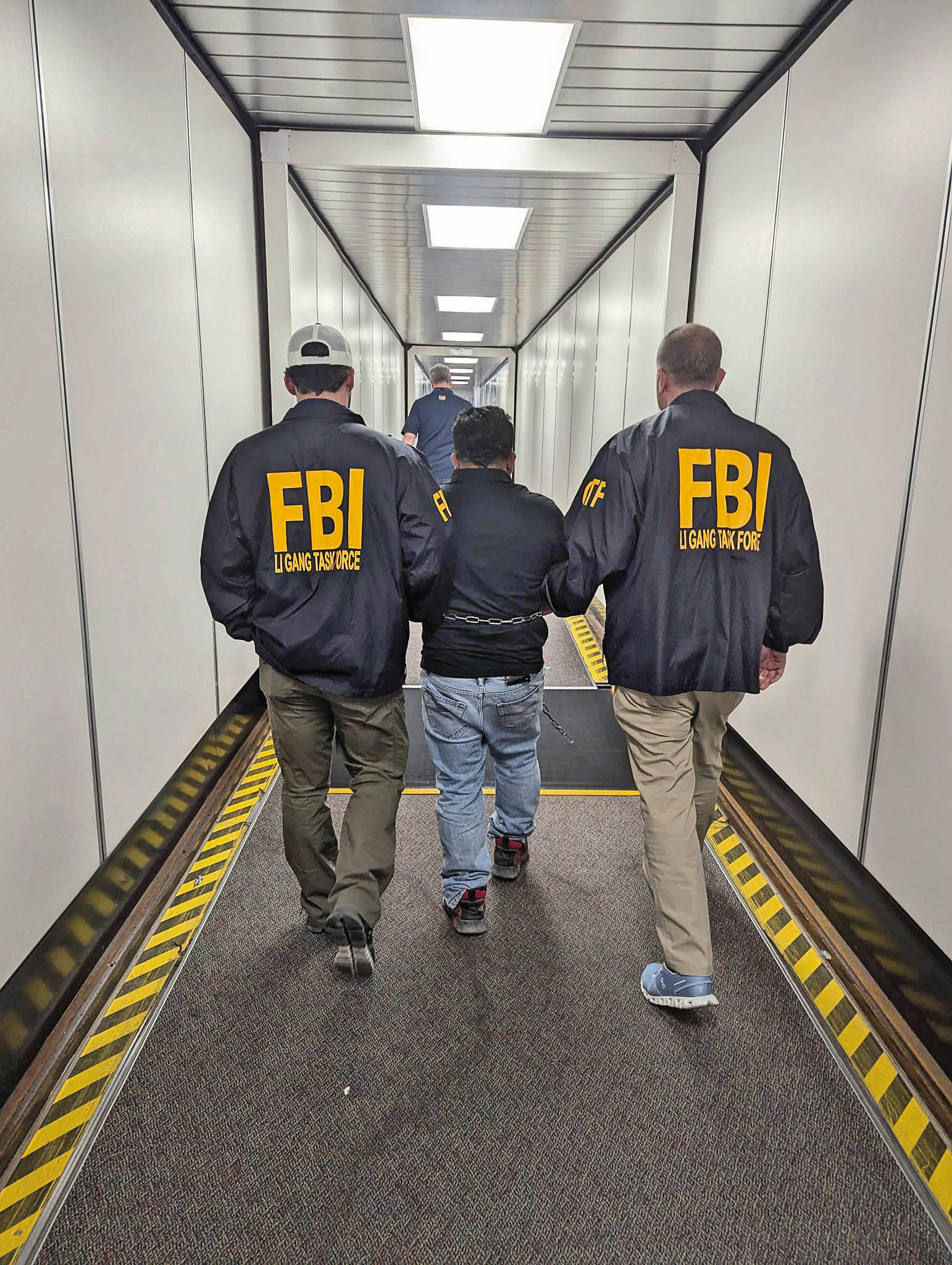 林睿庠過境紐約準備轉飛新加坡申請研究所,遭美方FBI逮捕。(示意圖,圖非當事人,翻攝FBI臉書)