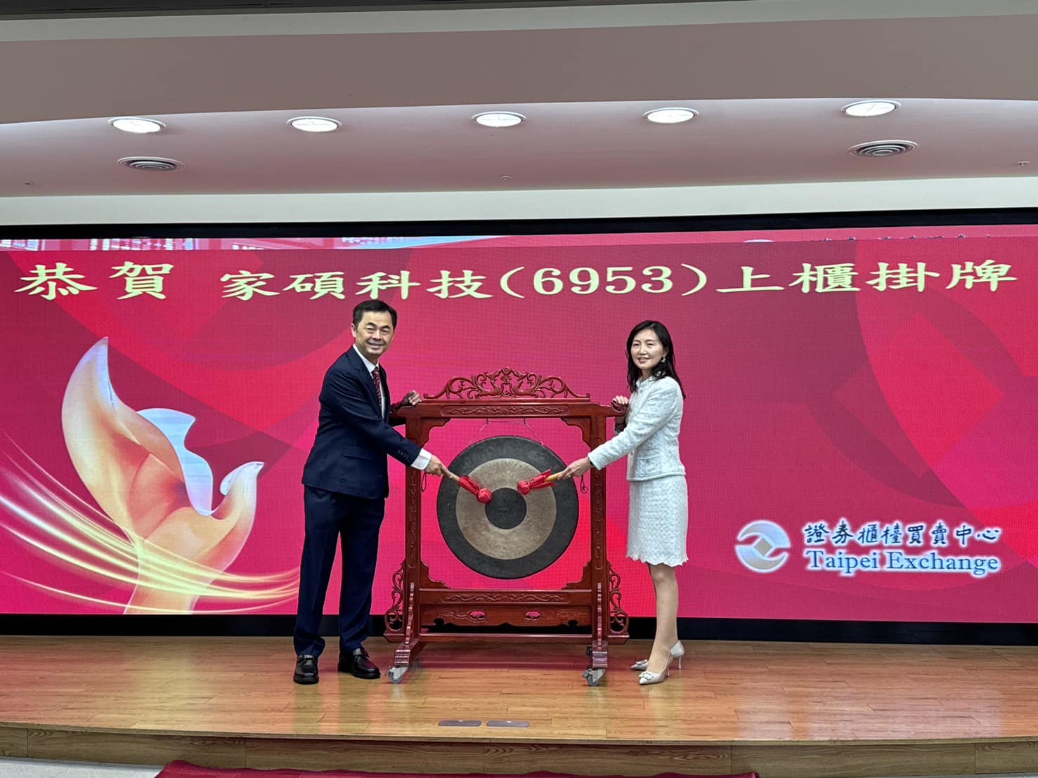 家登精密董事長邱銘乾夫婦控訴，他們向特斯拉購買model 3頂規車，卻發生車輛暴衝事故。（翻攝邱銘乾臉書）