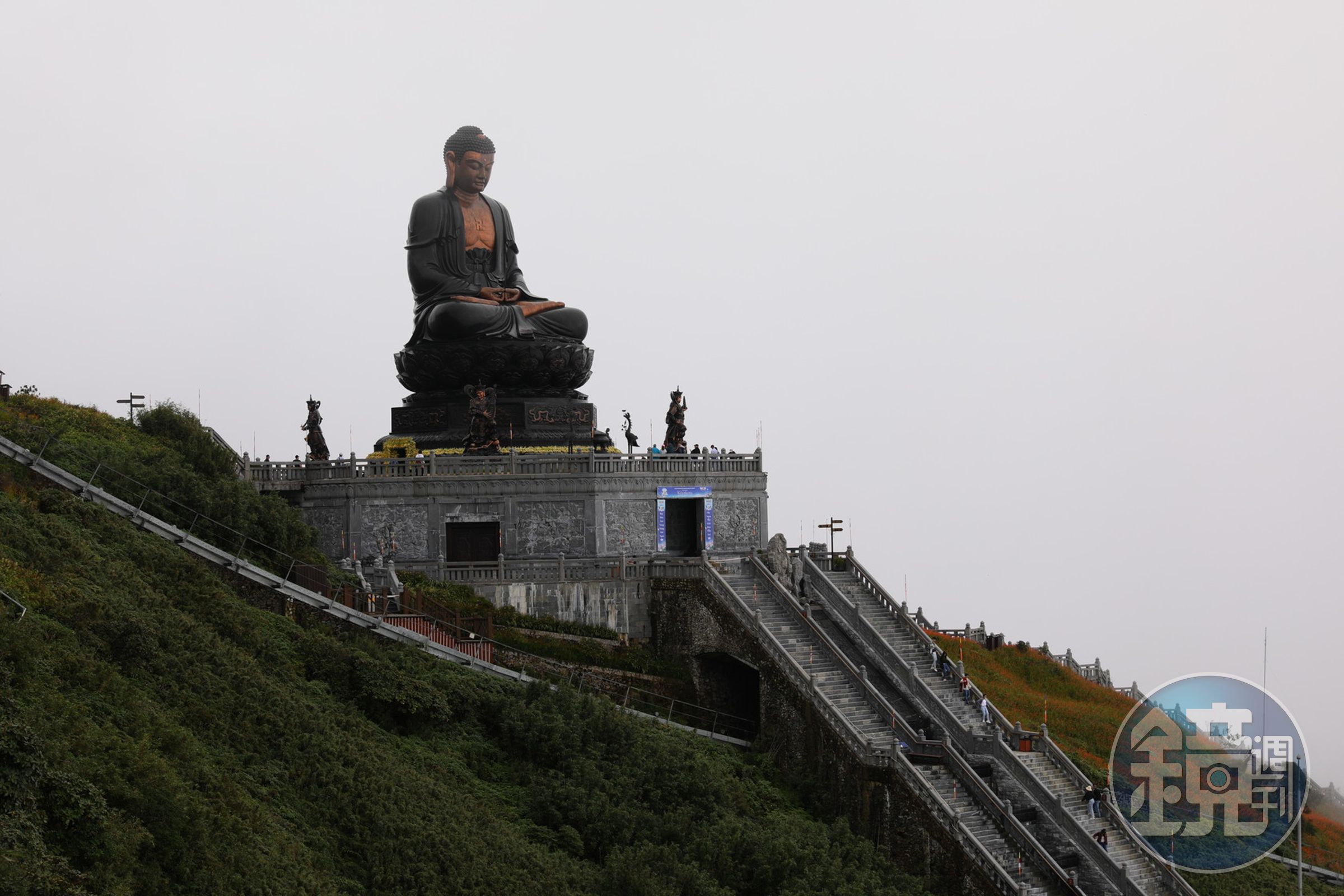 時而遮雲避霧、時而清晰可見的「全亞洲海拔位置最高」阿彌陀佛像。