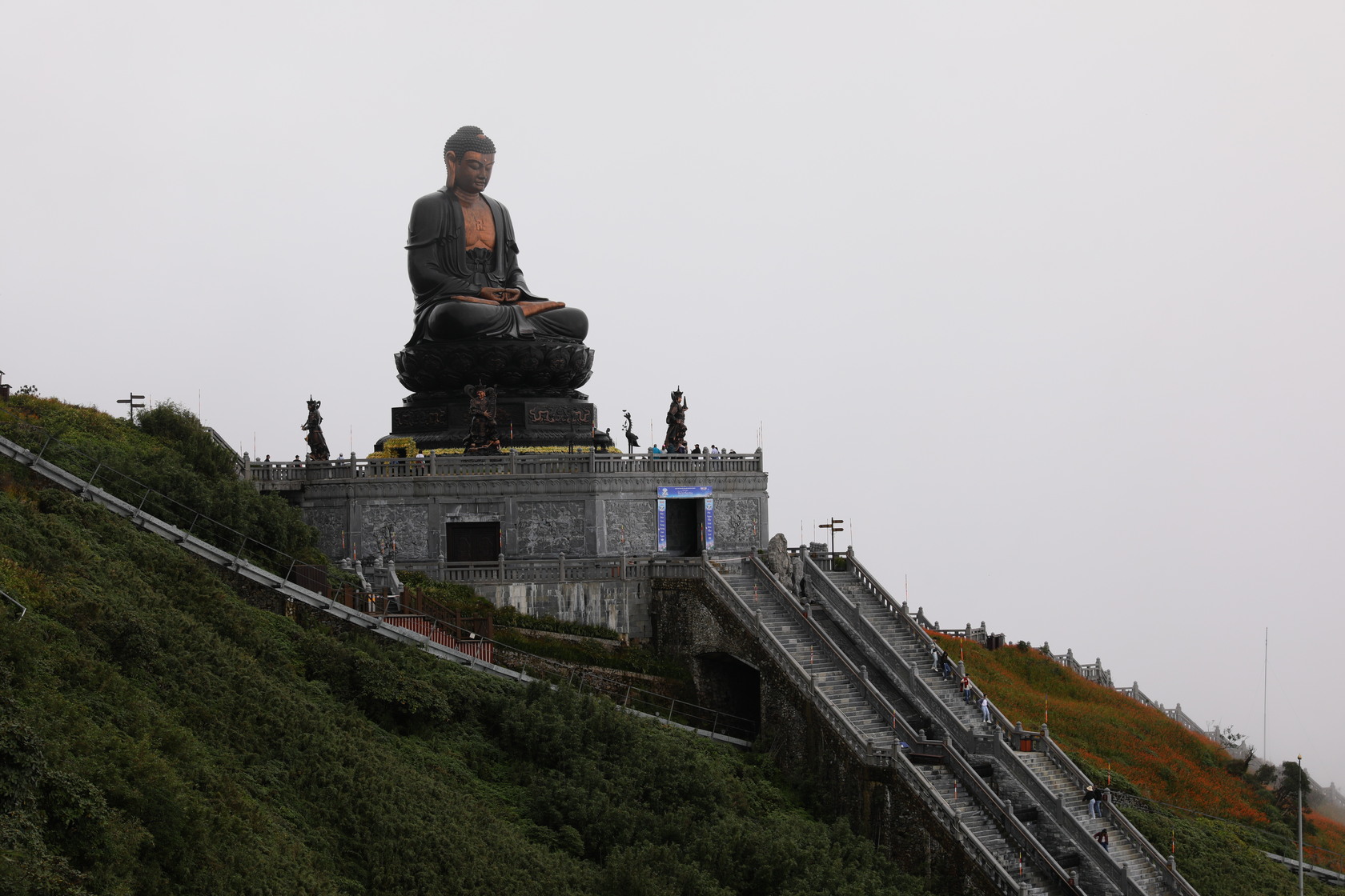 時而遮雲避霧、時而清晰可見的「全亞洲海拔位置最高」阿彌陀佛像。