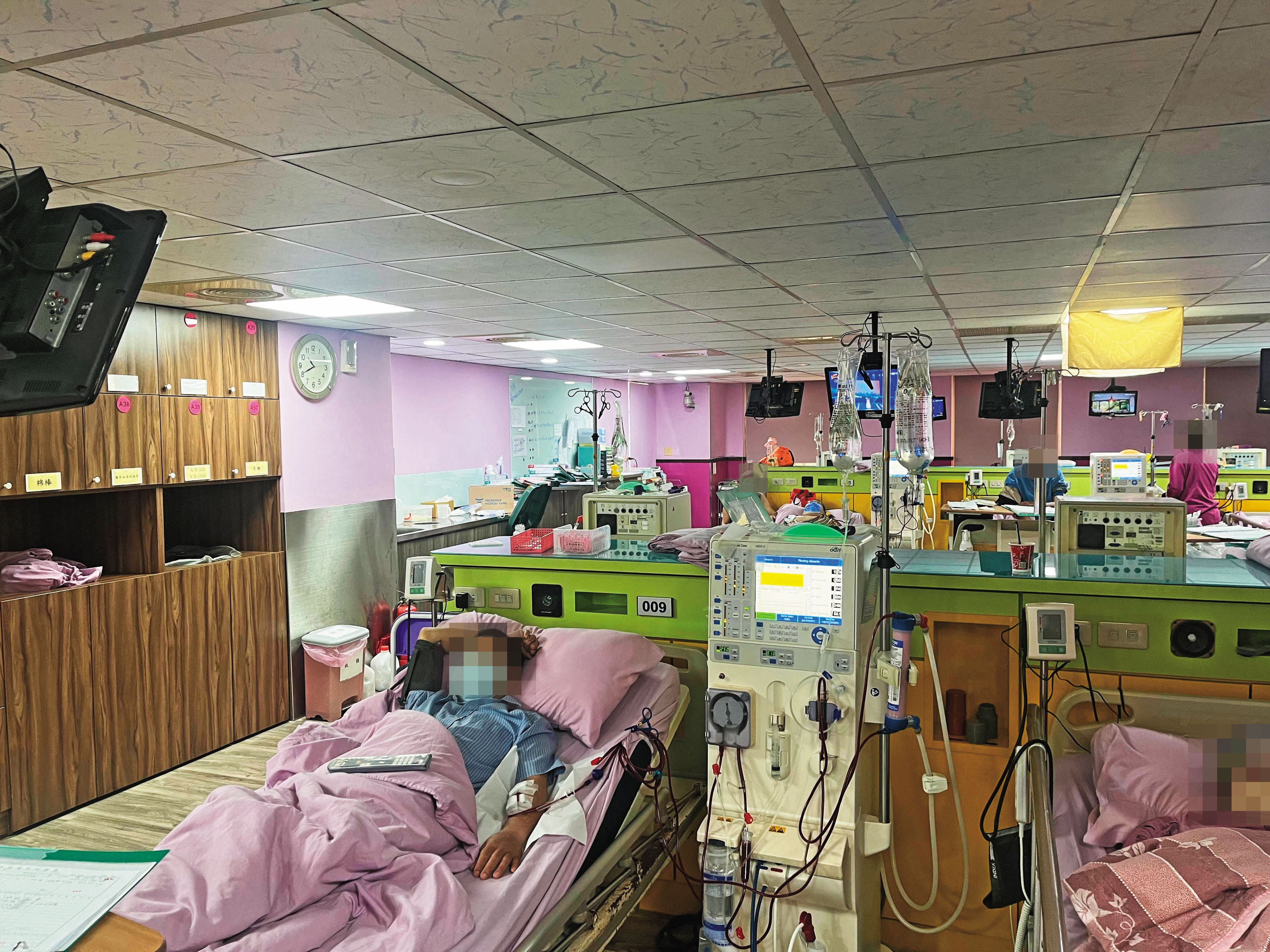 每天都有許多洗腎患者前往新庚診所接受治療，卻渾然不知洗進體內的水可能有問題。（讀者提供）