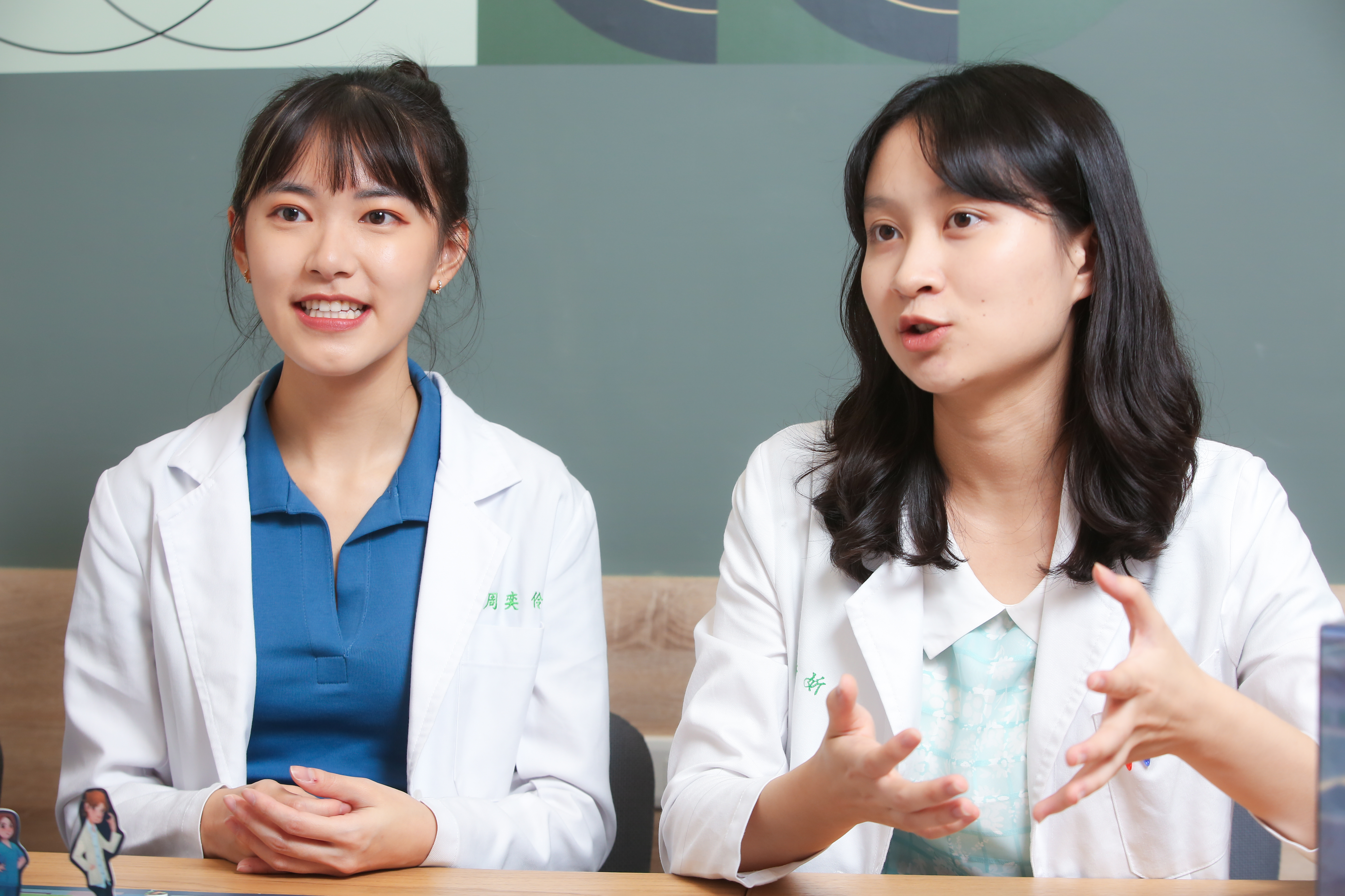 醫起玩工作室成員周奕伶(左起)、陳姸妡。