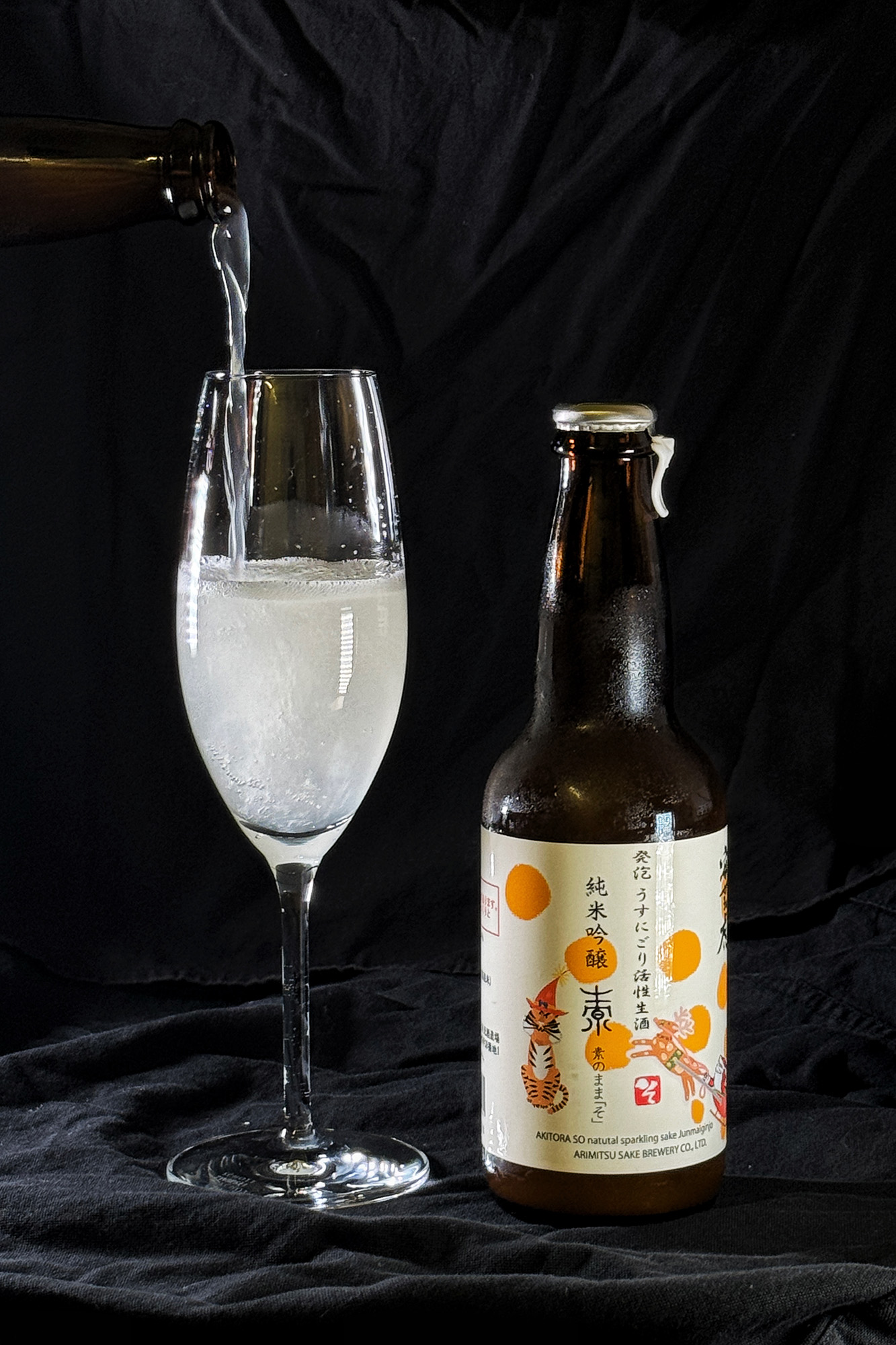 「安藝虎 純米吟釀 素 發泡生酒」在12月份特別推出「聖誕版本」酒標，加上330ml的容量，非常適合送禮與自用。（650元／330ml）（童心怡攝）