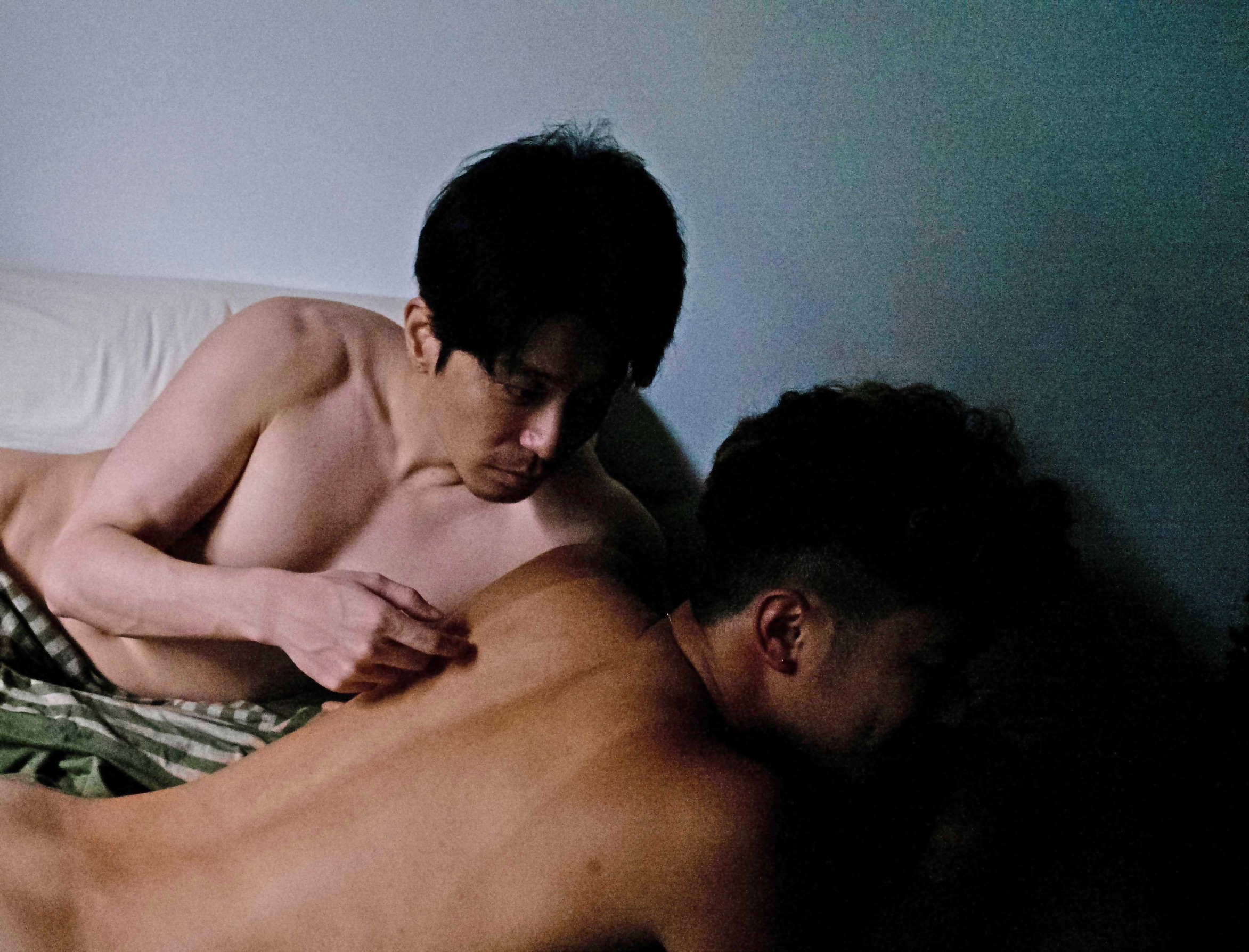 男星當「出租情人」驚爆男男吻　大讚嘴唇超好親下秒急喊：我還是愛女生