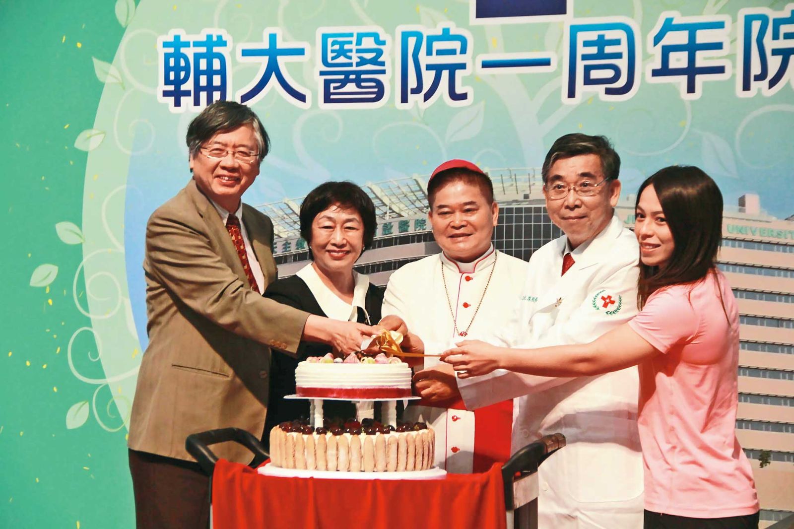 舉重金牌國手郭婞淳(右1)不但在輔大任教,還受邀擔任輔大醫院的健康大使。(翻攝輔大醫院臉書)