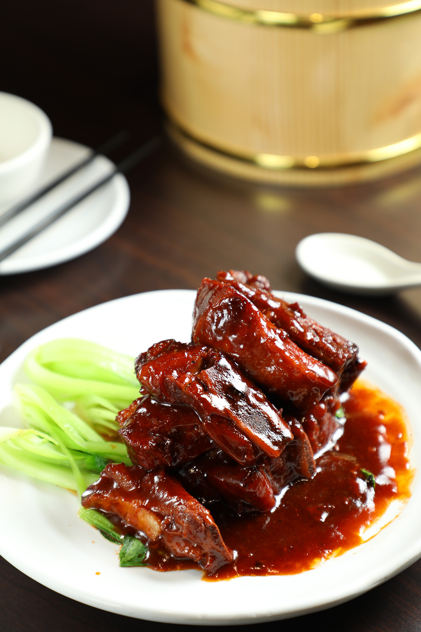 「無錫排骨」是饗富餐廳的招牌菜之一，採正宗江浙菜做法，將排骨先炸後燉，上桌前還要㸆過，讓醬汁滲進食材裡。（360元／份）