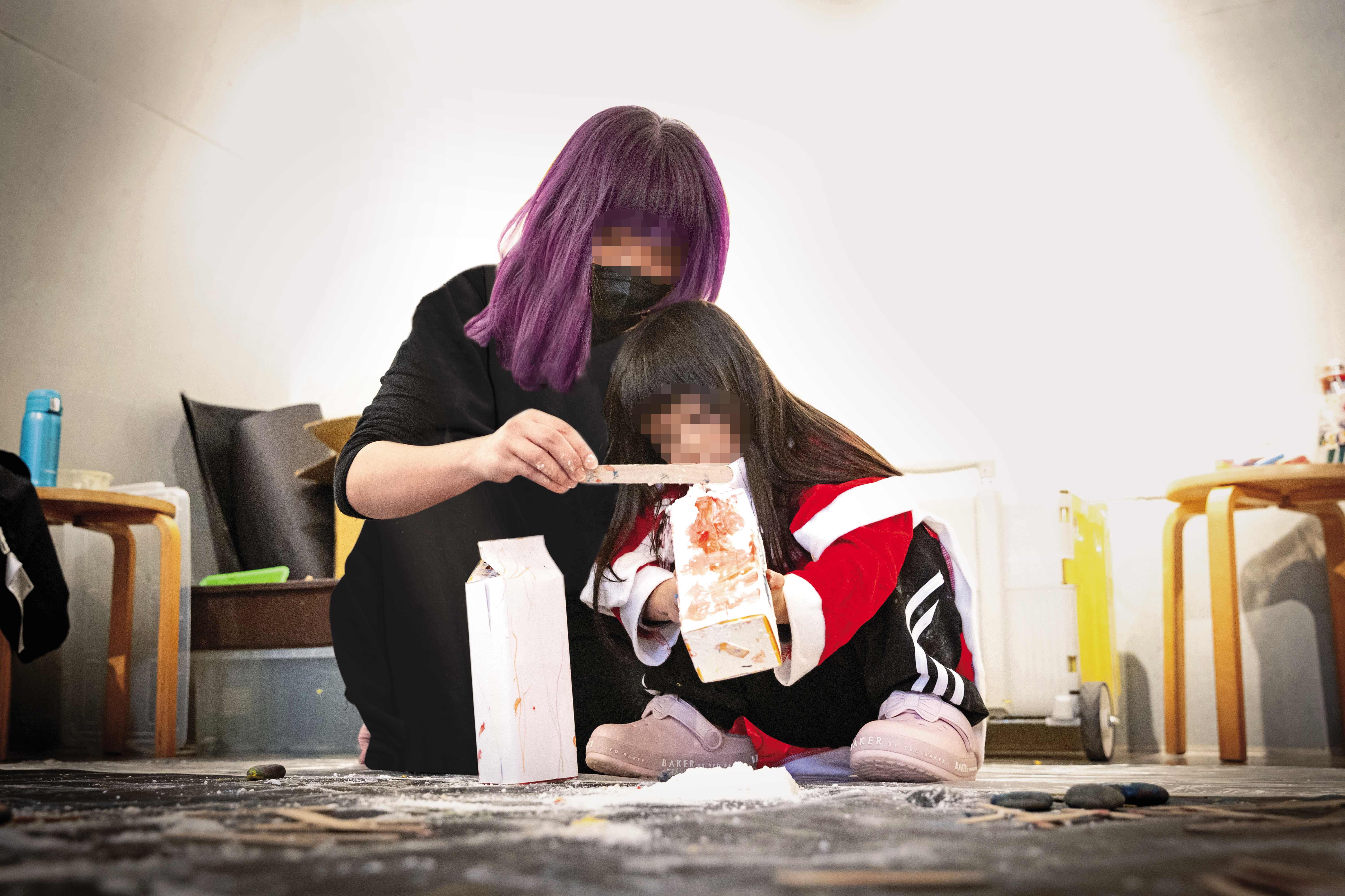 小茹從職業婦女轉型為全職媽媽，如今常帶女兒參加美術或科學課程。