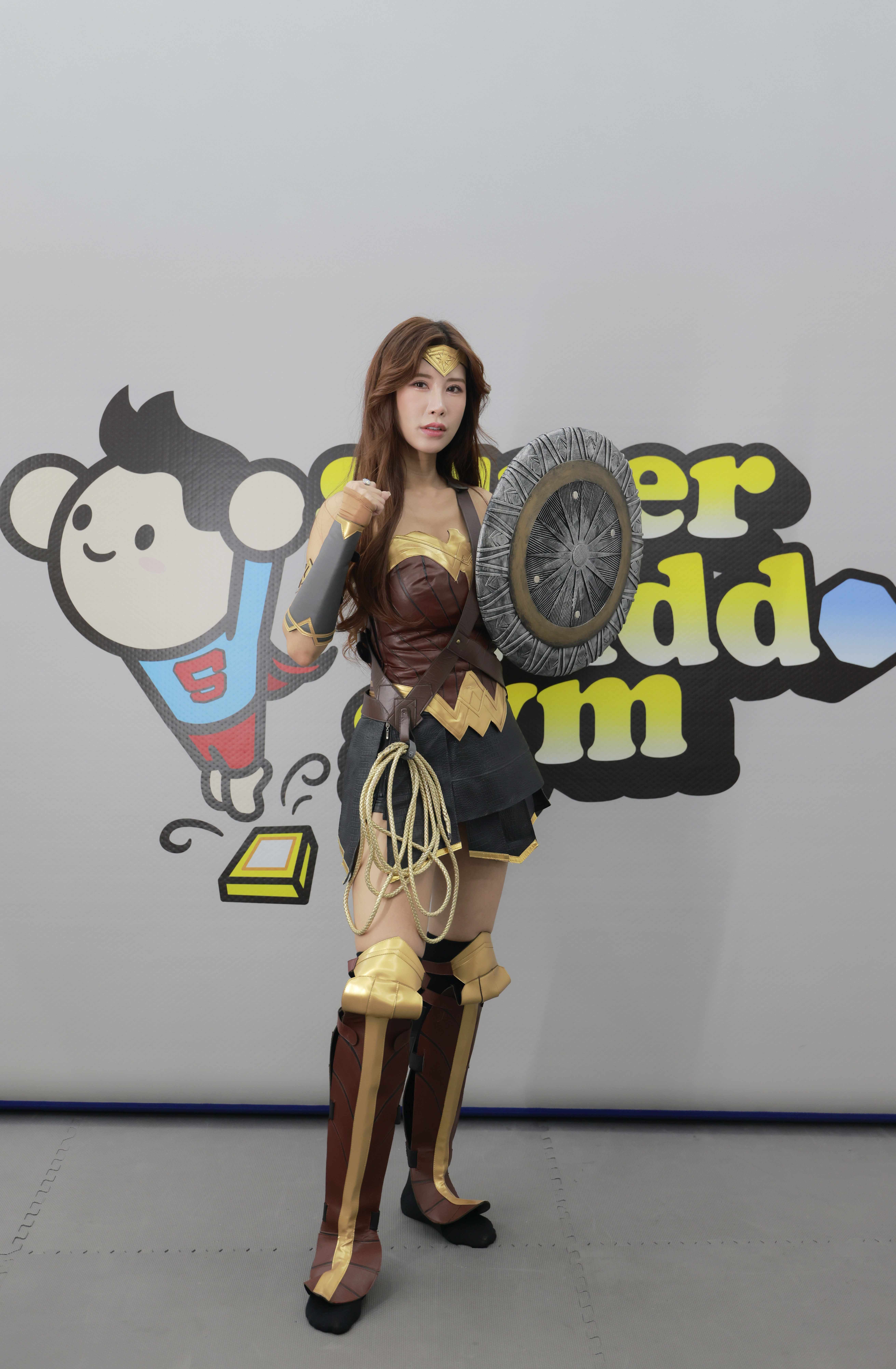 沐妍扮「神力女超人」氣場十足。(小超人綜合體能俱樂部提供)