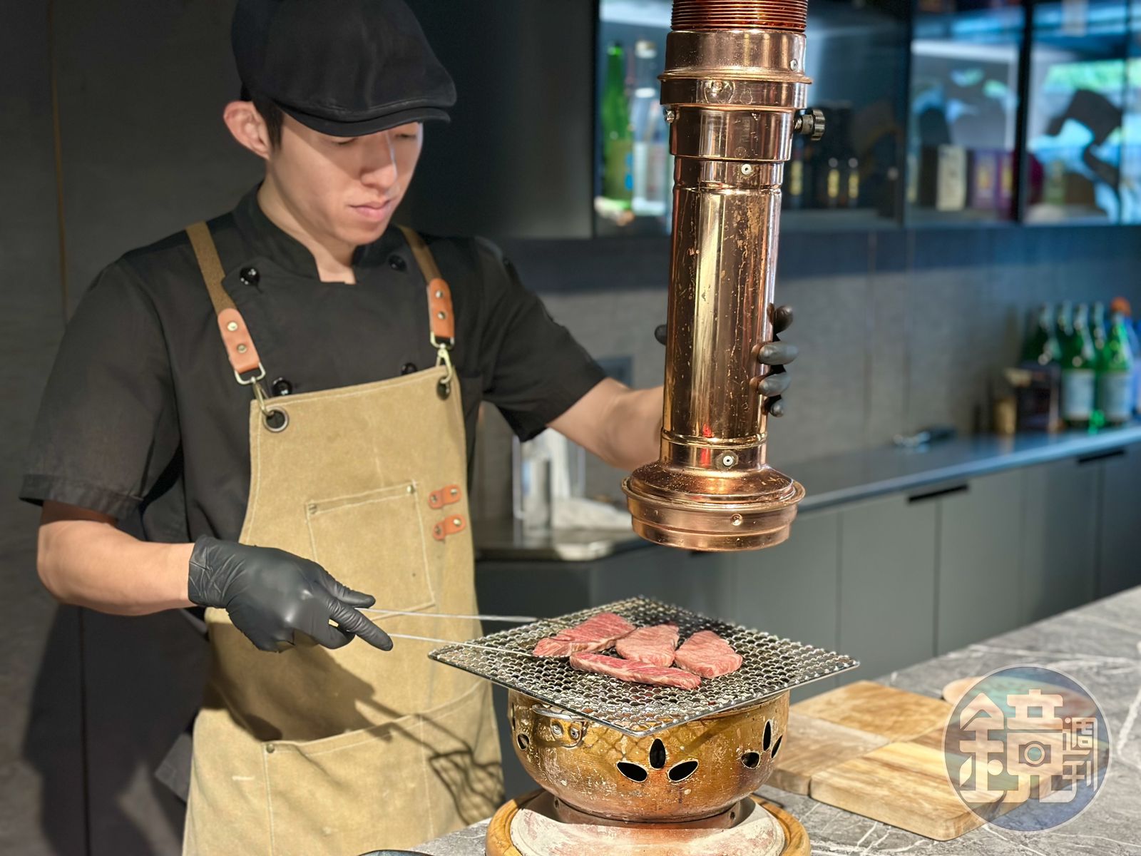 依然會在桌邊烤肉，讓客人先有視覺和嗅覺享受。