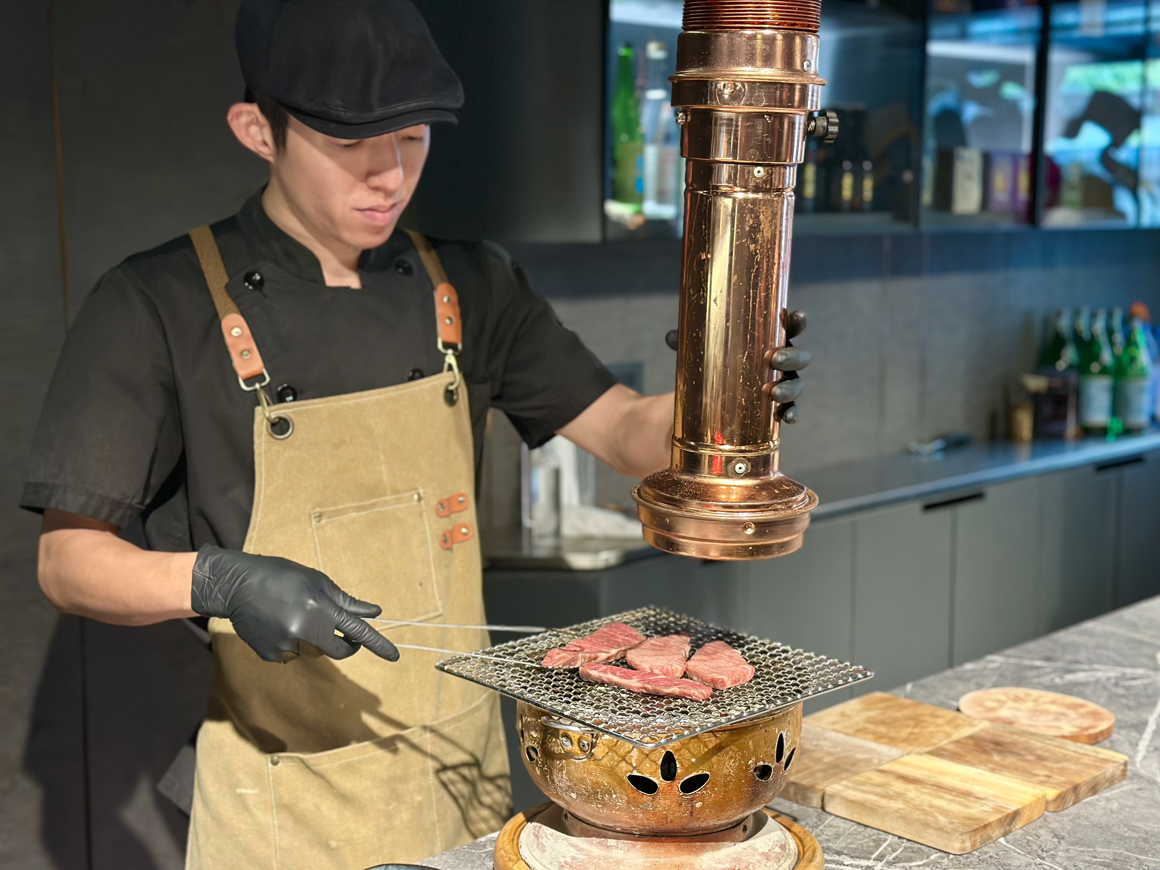 依然會在桌邊烤肉，讓客人先有視覺和嗅覺享受。