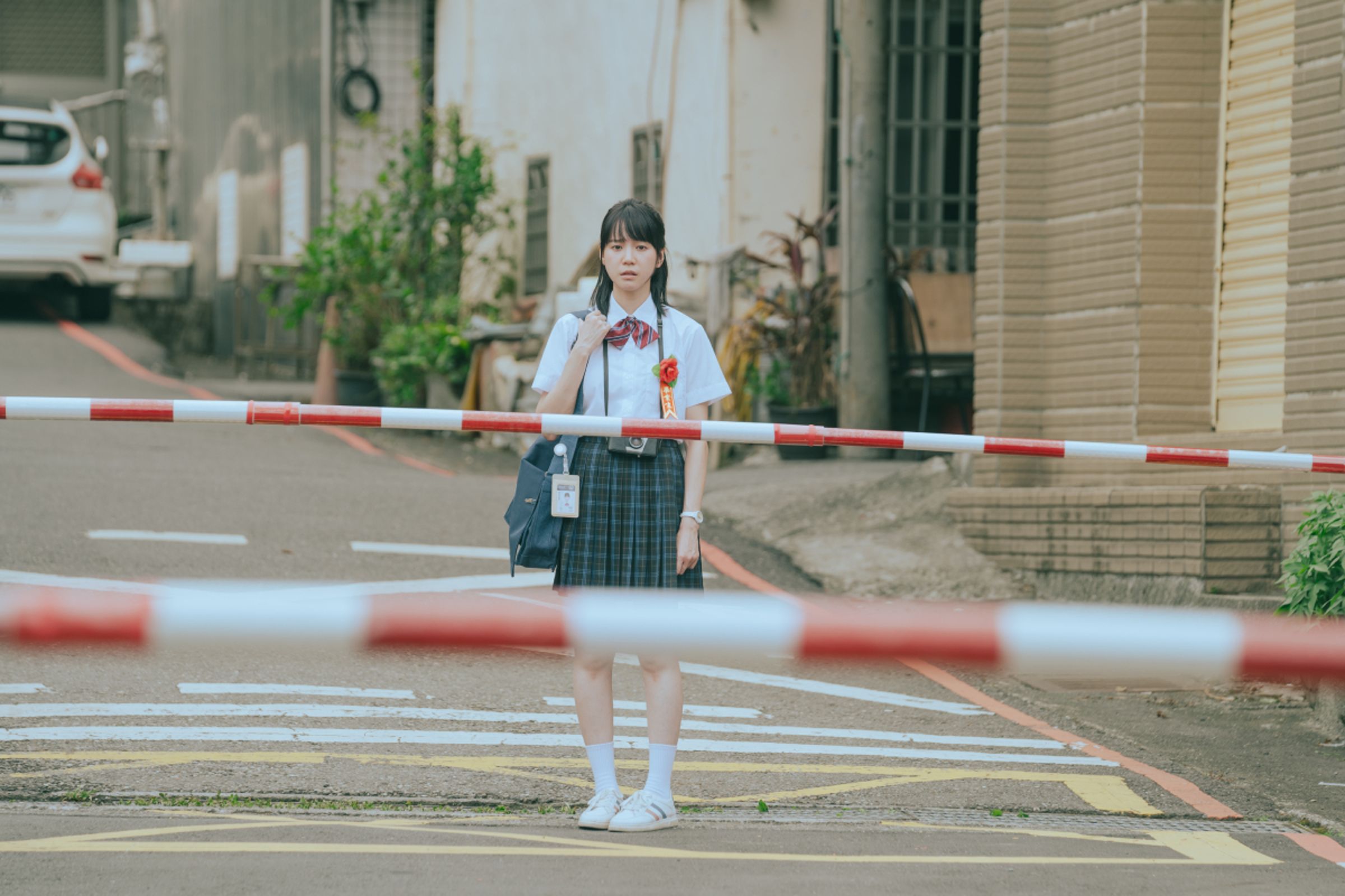 程予希在《夏日最後的祕密》逆齡演高中生,她承認,演的時候要拋開羞恥心。(阿榮影業提供)