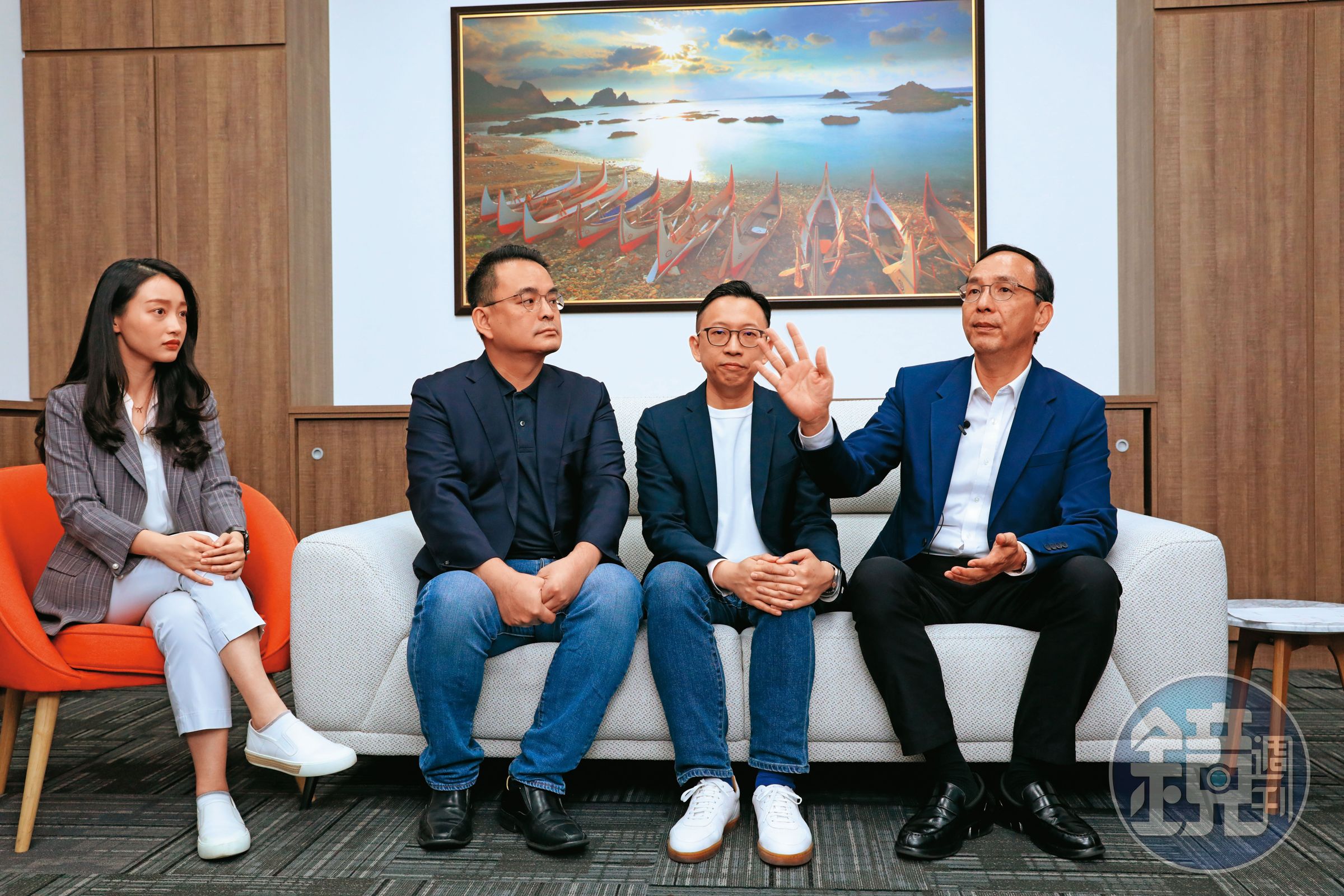 朱立倫（右1）接受本刊專訪，帶著區塊鏈專家葛如鈞（右2）、律師簡榮宗（左2）、青年參政執行者何嘉霖（左1）等不分區提名人一同亮相。
