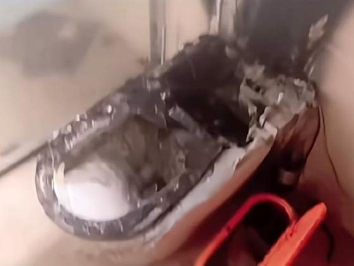 李女士表示，這款智能馬桶為某知名品牌仿冒品。（翻攝自惠州市廣播電視）