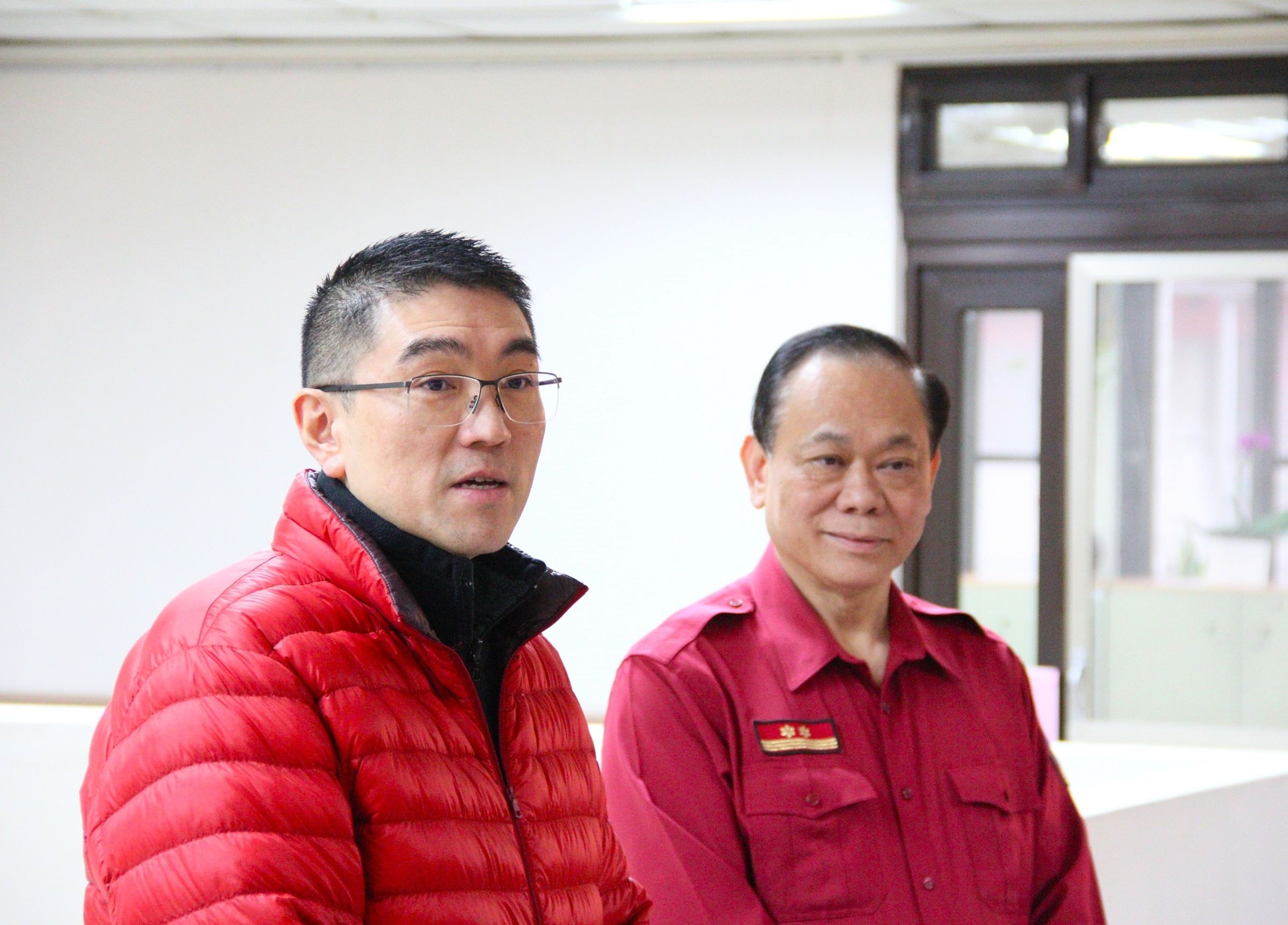 基隆市消防局長向永財(右)坦承婚內出軌,表示只談了1年地下情,被妻子發現後已主動斷絕聯繫。(翻攝自基隆市消防局-角落消火伴臉書)