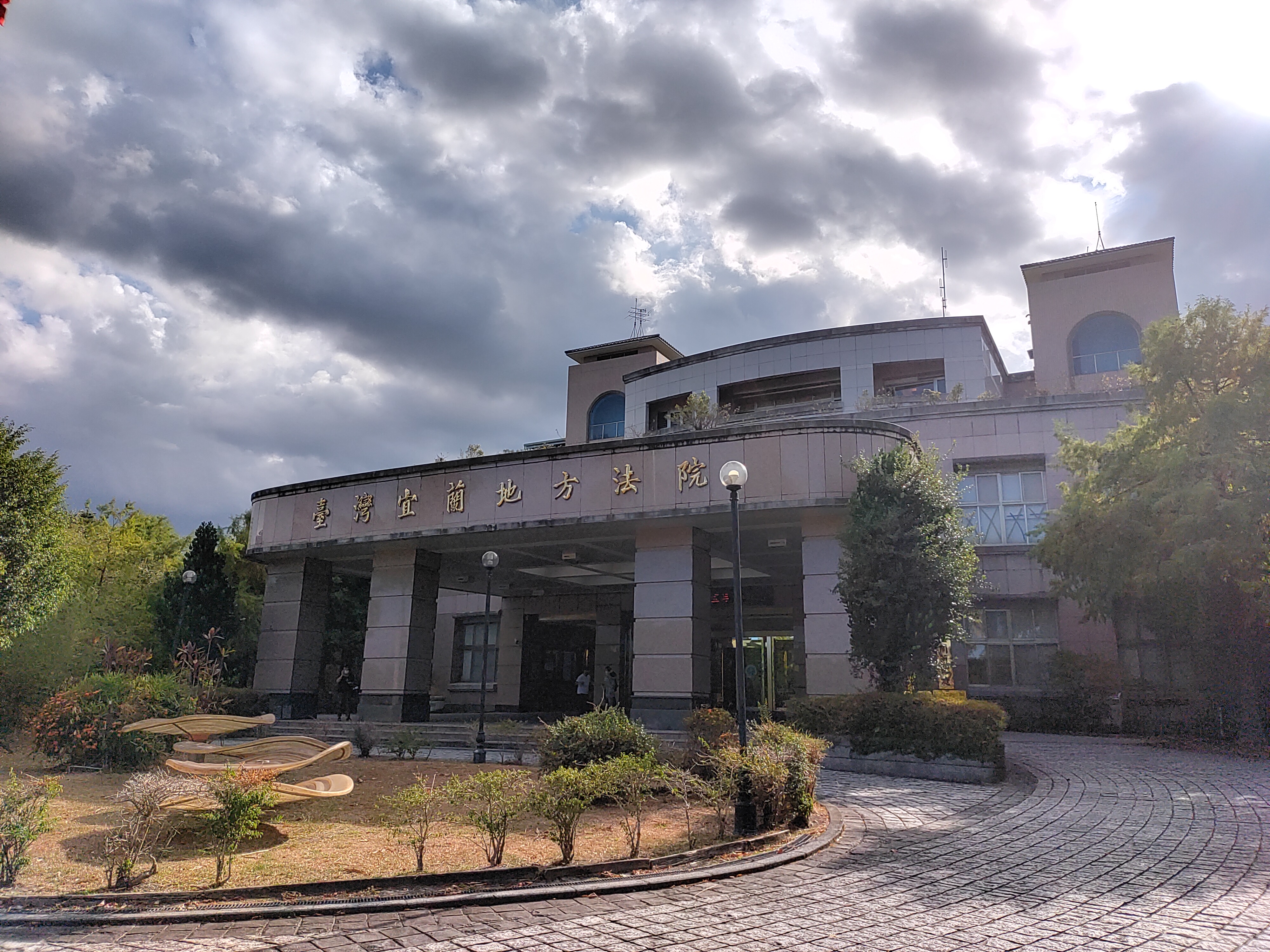 宜蘭一名高職生在上課期間持刀刺同學，訊後遭法院裁定收容。（資料照）