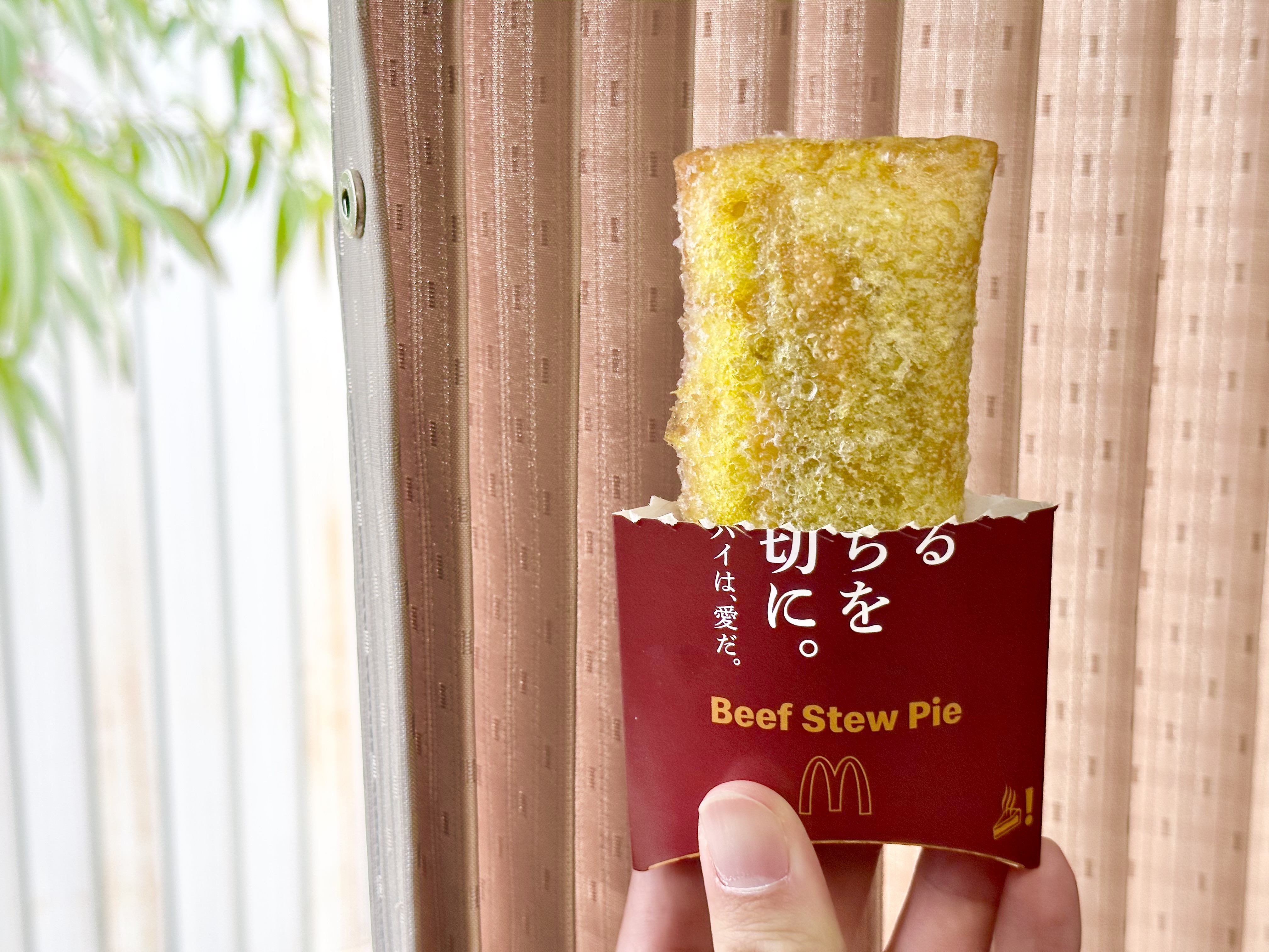 「燉牛肉派」外皮硬脆香酥，就算放一段時間，口感也不軟塌。（220日圓／份，約NT$48）