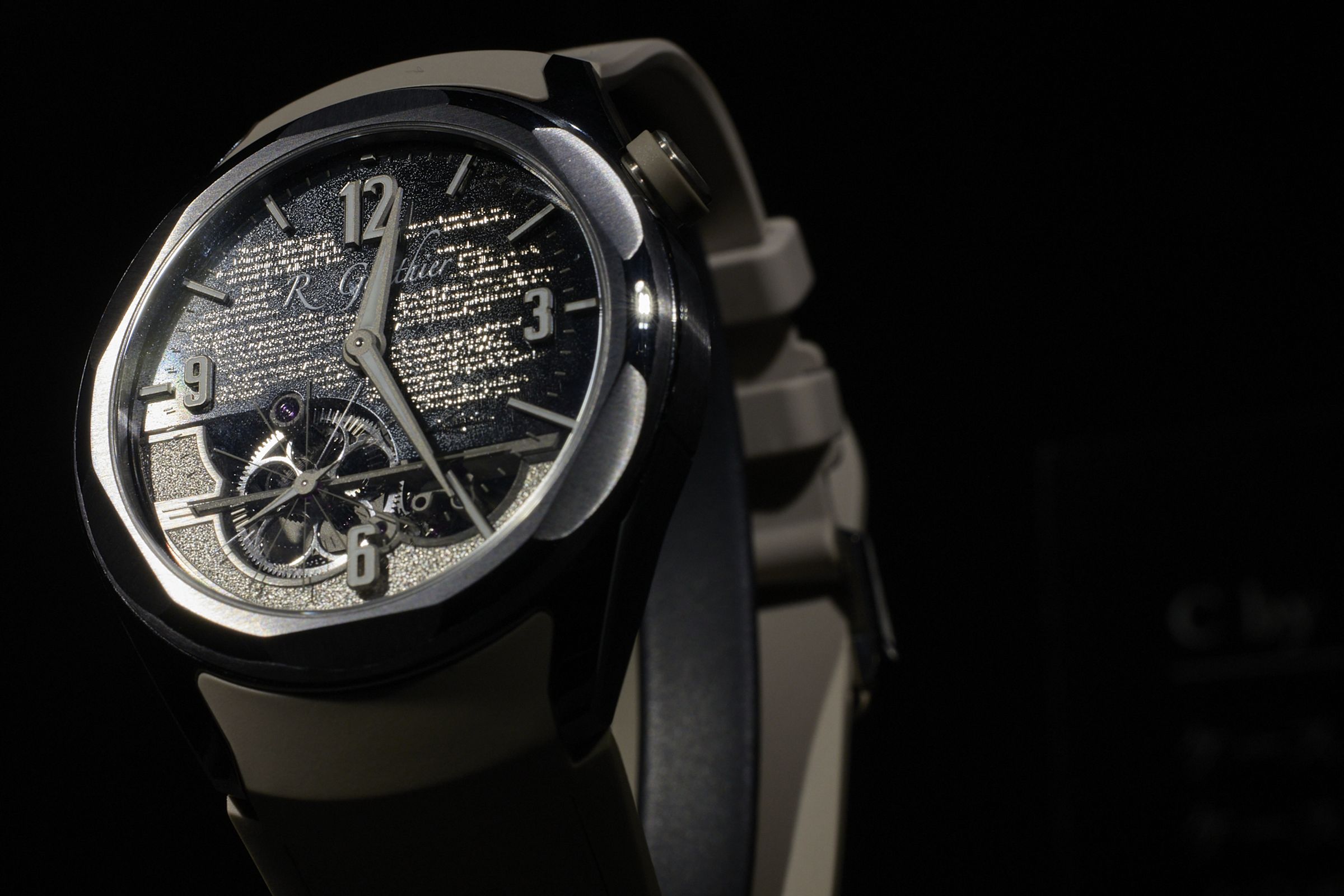 ROMAIN GAUTHIER C by Romain Gauthier 2025 Limited Edition:此錶專為 RG 收藏家設計,錶徑 39.5 毫米,搭配人體工學短錶耳;錶殼選用沉穩罕見的鉭金屬,內部則搭載白金鏤空機芯。最令人矚目是錶盤採用藍寶石水晶,以金屬沉積技術刻印 Romain Gauthier 親筆撰寫的法語文字,既是20年的製錶心路歷程,也是對藏家的真摯致謝。同時,在機芯錶橋上還將刻上收藏家家族姓氏,使成為代代相傳的家族傳承。僅獻給2025年6月1日前已擁有或訂購的藏家。功能:時、分、秒指示 機芯:手上鏈機芯 定價:約NT$2,980,000。