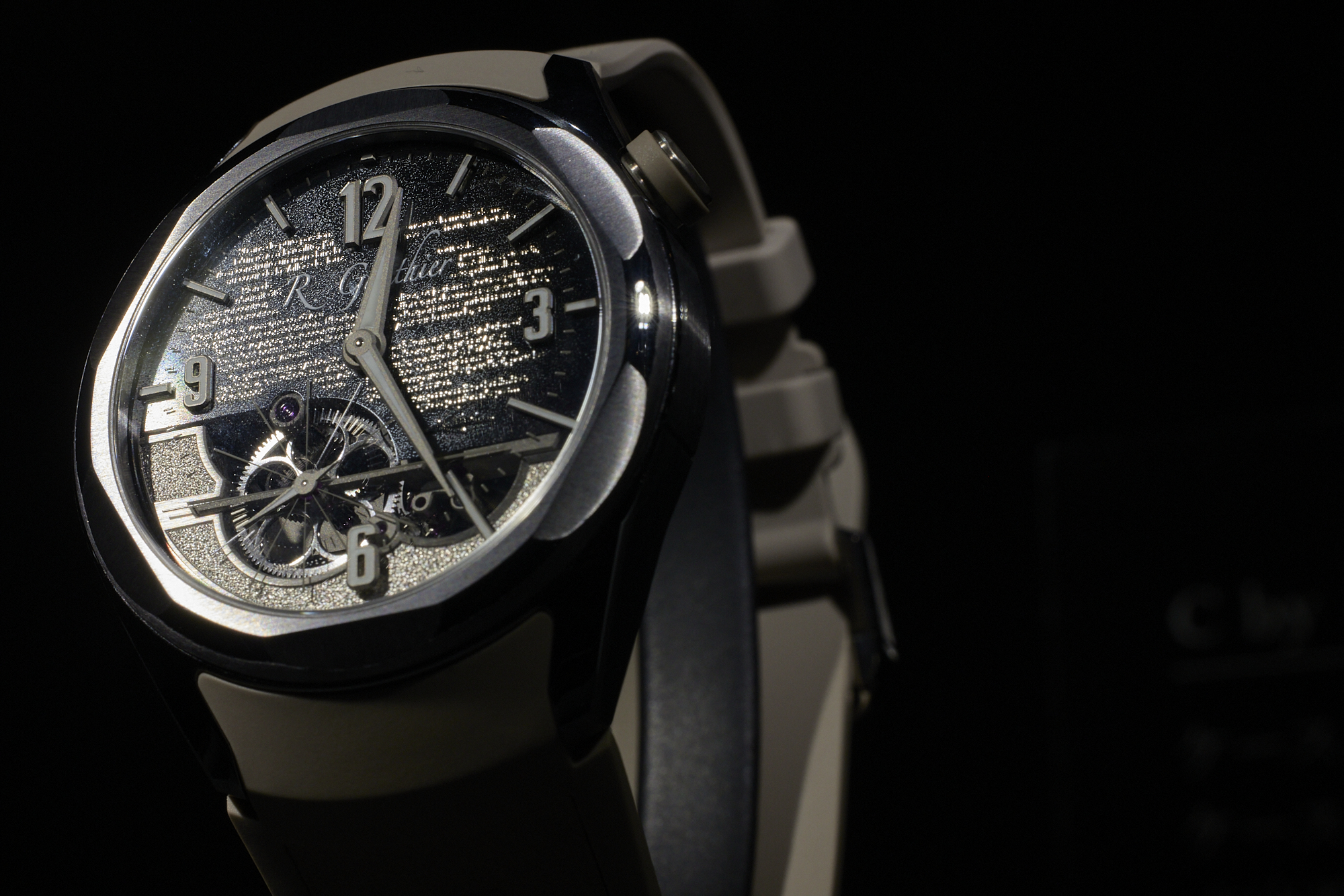 ROMAIN GAUTHIER C by Romain Gauthier 2025 Limited Edition：此錶專為 RG 收藏家設計，錶徑 39.5 毫米，搭配人體工學短錶耳；錶殼選用沉穩罕見的鉭金屬，內部則搭載白金鏤空機芯。最令人矚目是錶盤採用藍寶石水晶，以金屬沉積技術刻印 Romain Gauthier 親筆撰寫的法語文字，既是20年的製錶心路歷程，也是對藏家的真摯致謝。同時，在機芯錶橋上還將刻上收藏家家族姓氏，使成為代代相傳的家族傳承。僅獻給2025年6月1日前已擁有或訂購的藏家。功能：時、分、秒指示 機芯：手上鏈機芯 定價：約NT$2,980,000。