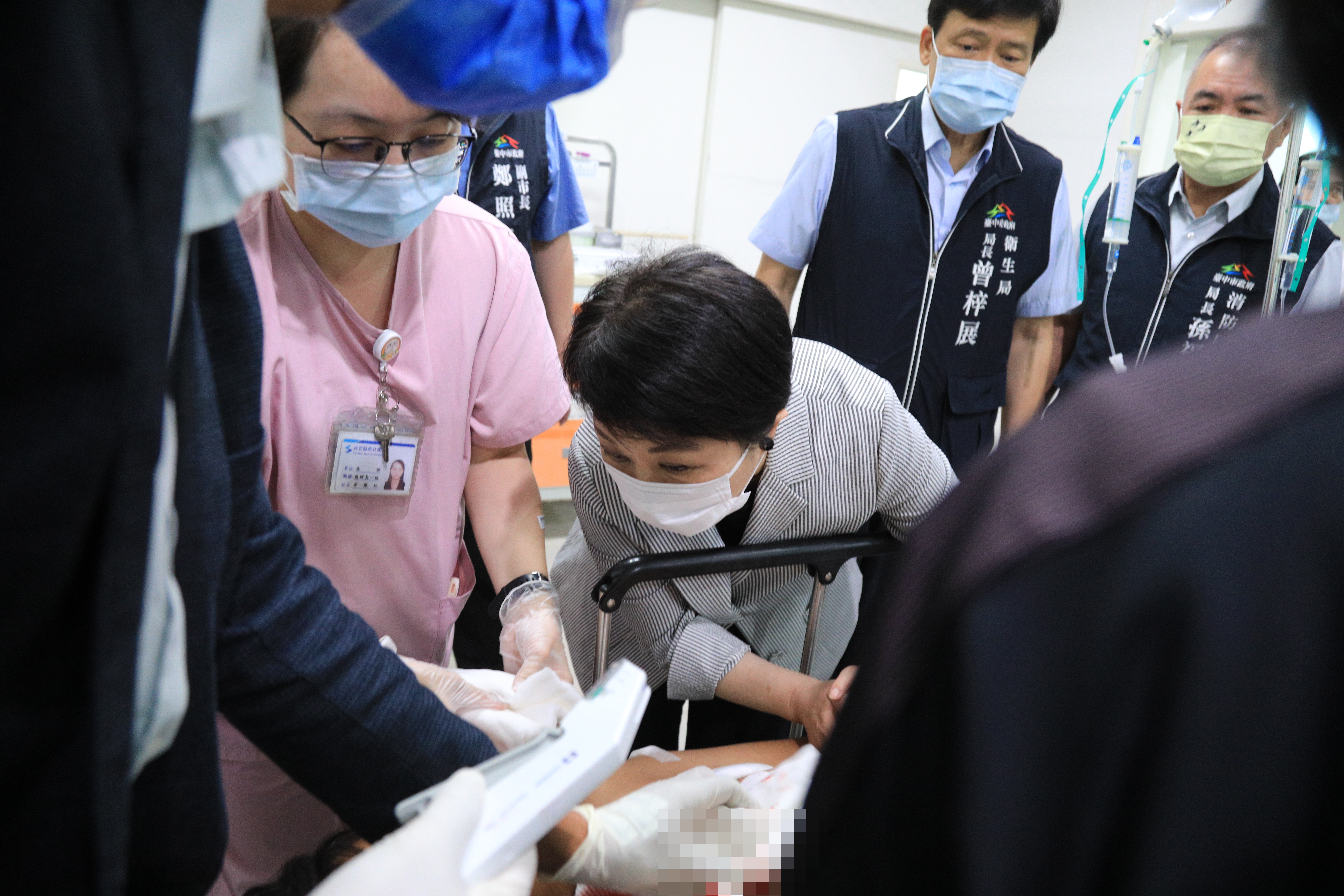 中捷今（21）日發生持刀傷人事件，盧秀燕稍早前往醫院探視，對傷患及家屬表達慰問。（台中市政府提供）