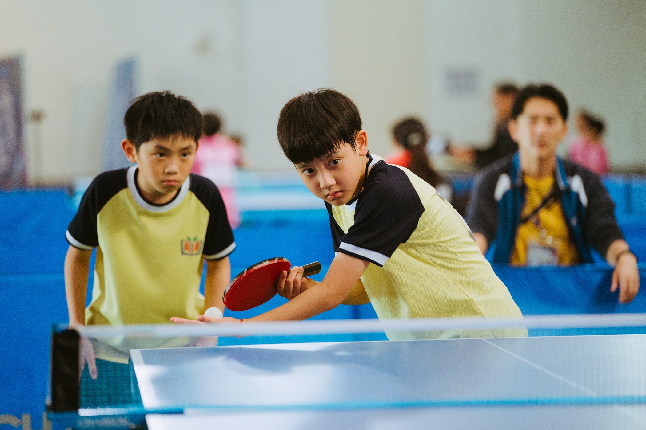 從海選當中脫穎而出的彭裕愷（右）與李星緯（左）經由表演訓練後挑大梁飾演熱愛乒乓的好朋友。（華納提供）
