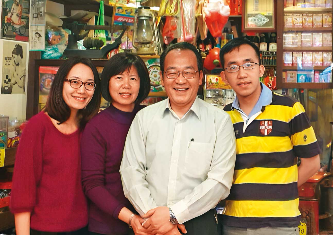 徐巧芯的大姑劉向婕（左）因涉詐洗錢遭收押，婆婆蔣心慈（左2）也因出資千萬元被調查。右為徐巧芯的丈夫劉彥澧。（翻攝劉向婕臉書）