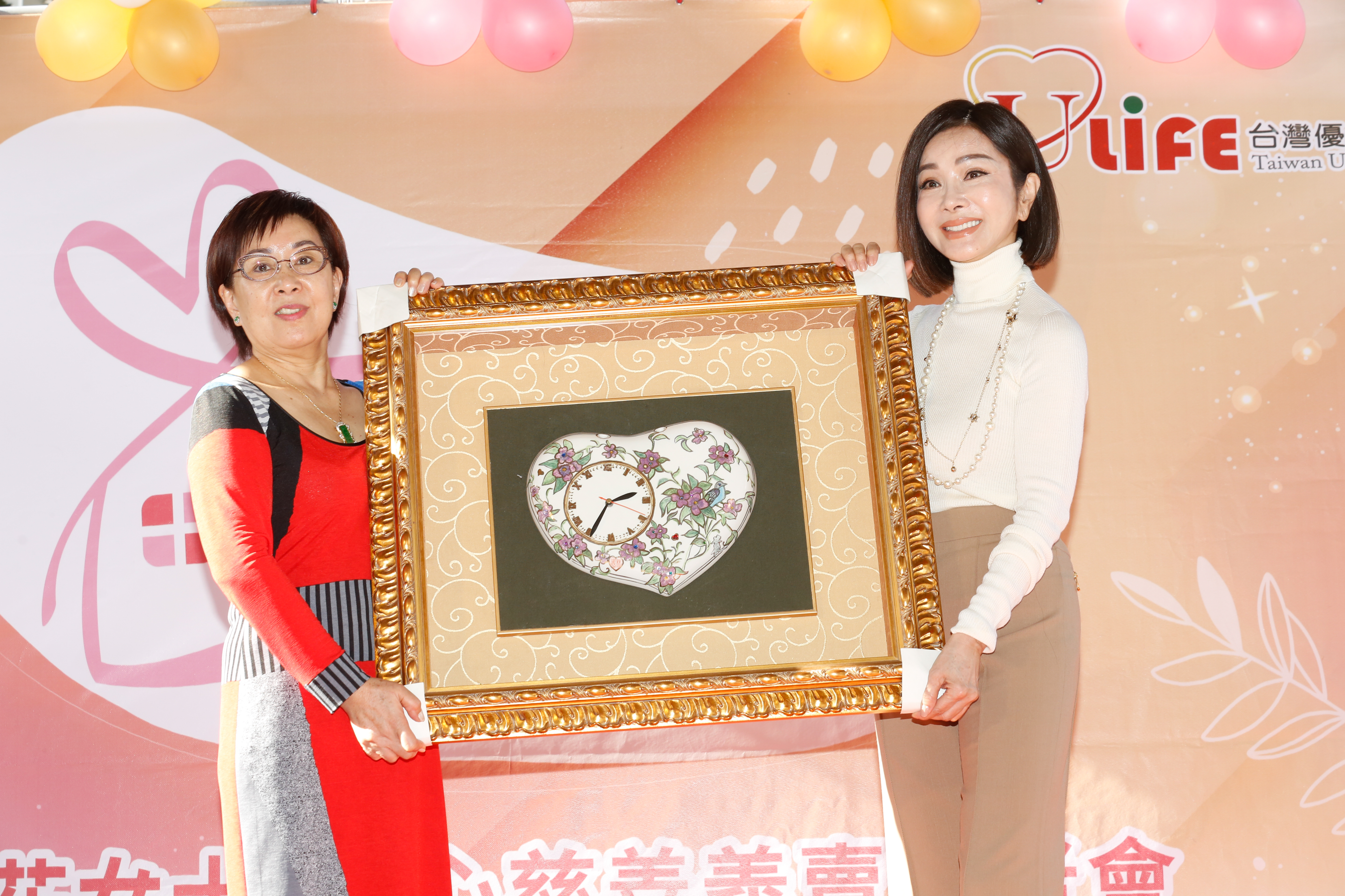 陳美鳳與林金花相識40多年，她認購其中一幅作品，還加碼捐贈16萬。