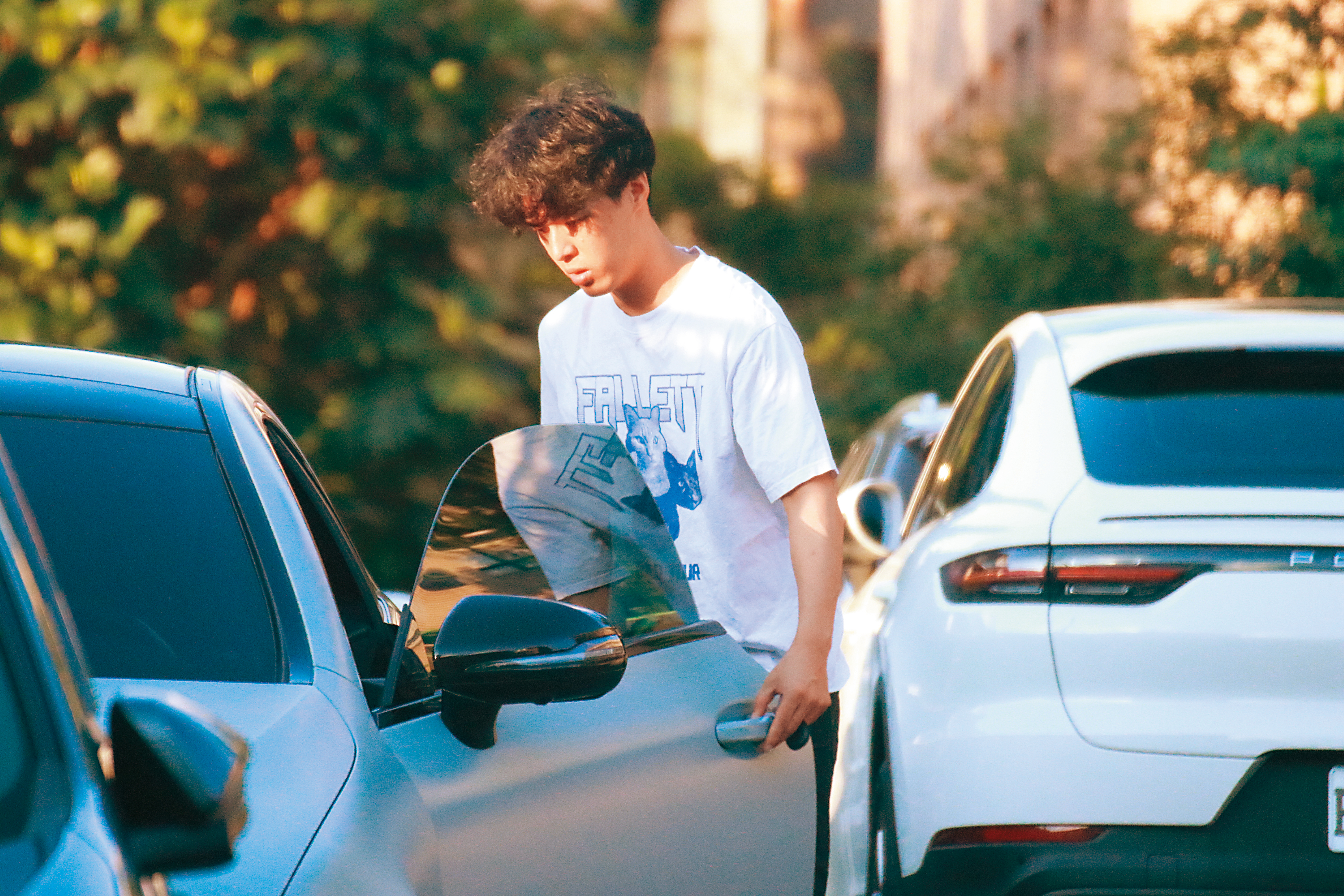 吳季穎離開裕隆後，生活並未受影響，出入大多開賓士C300代步。