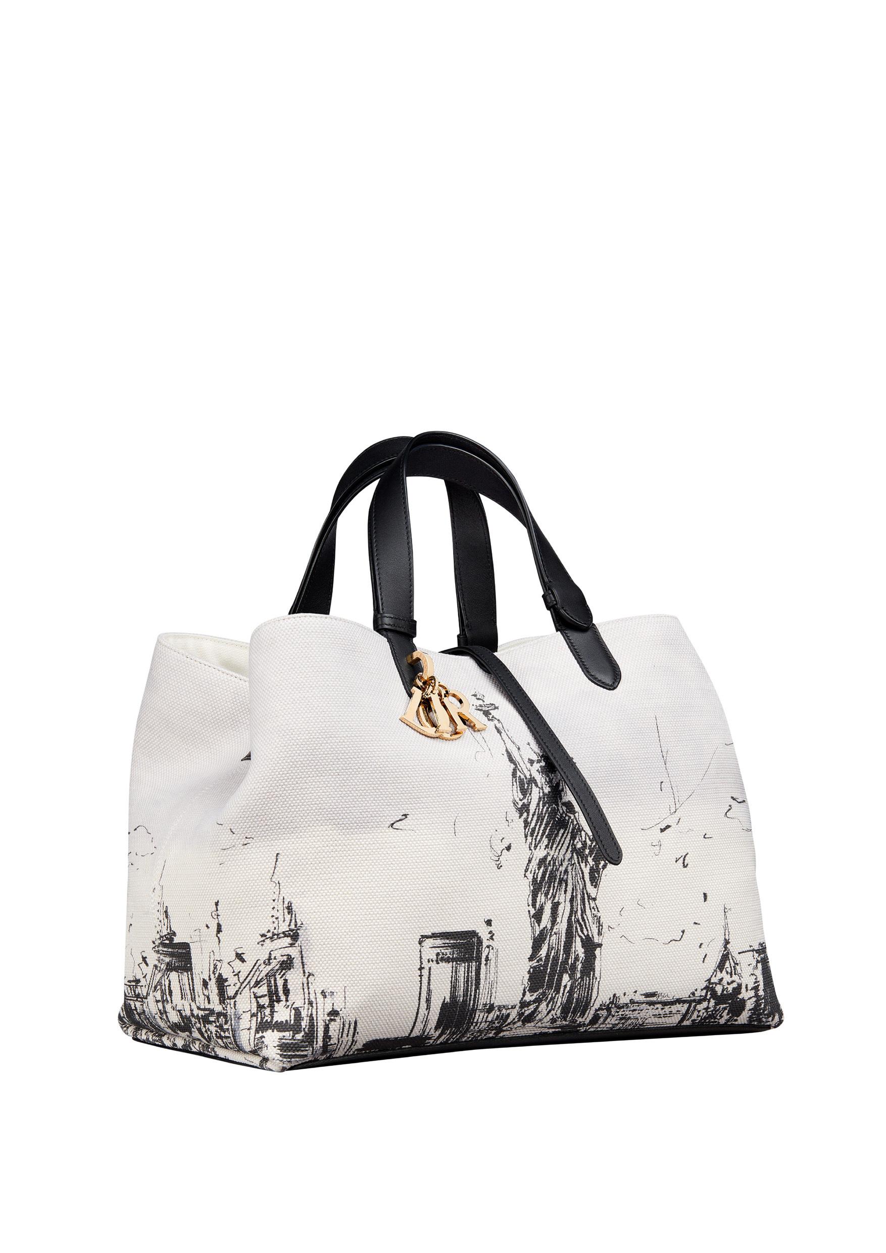 DIOR TOUJOURS 白色帆布與黑色自由女神像印花大型提包。NT$140,000(迪奧提供)