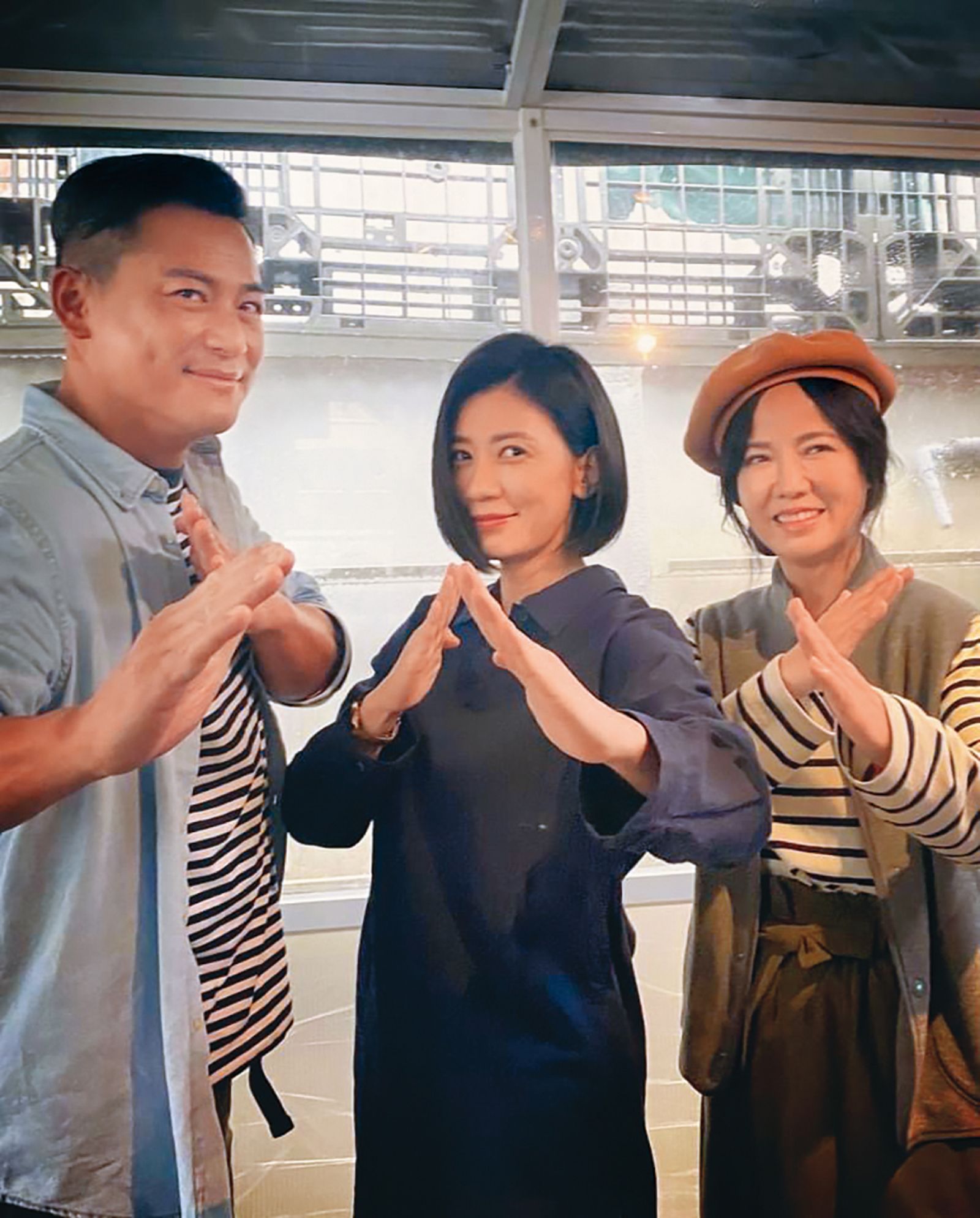 陳仙梅（右）和賈靜雯（中）、江宏恩（左）曾在《飛龍在天》合作，隔了20年，3人再度在影集《媽，別鬧了！》同框。（翻攝自賈靜雯IG）