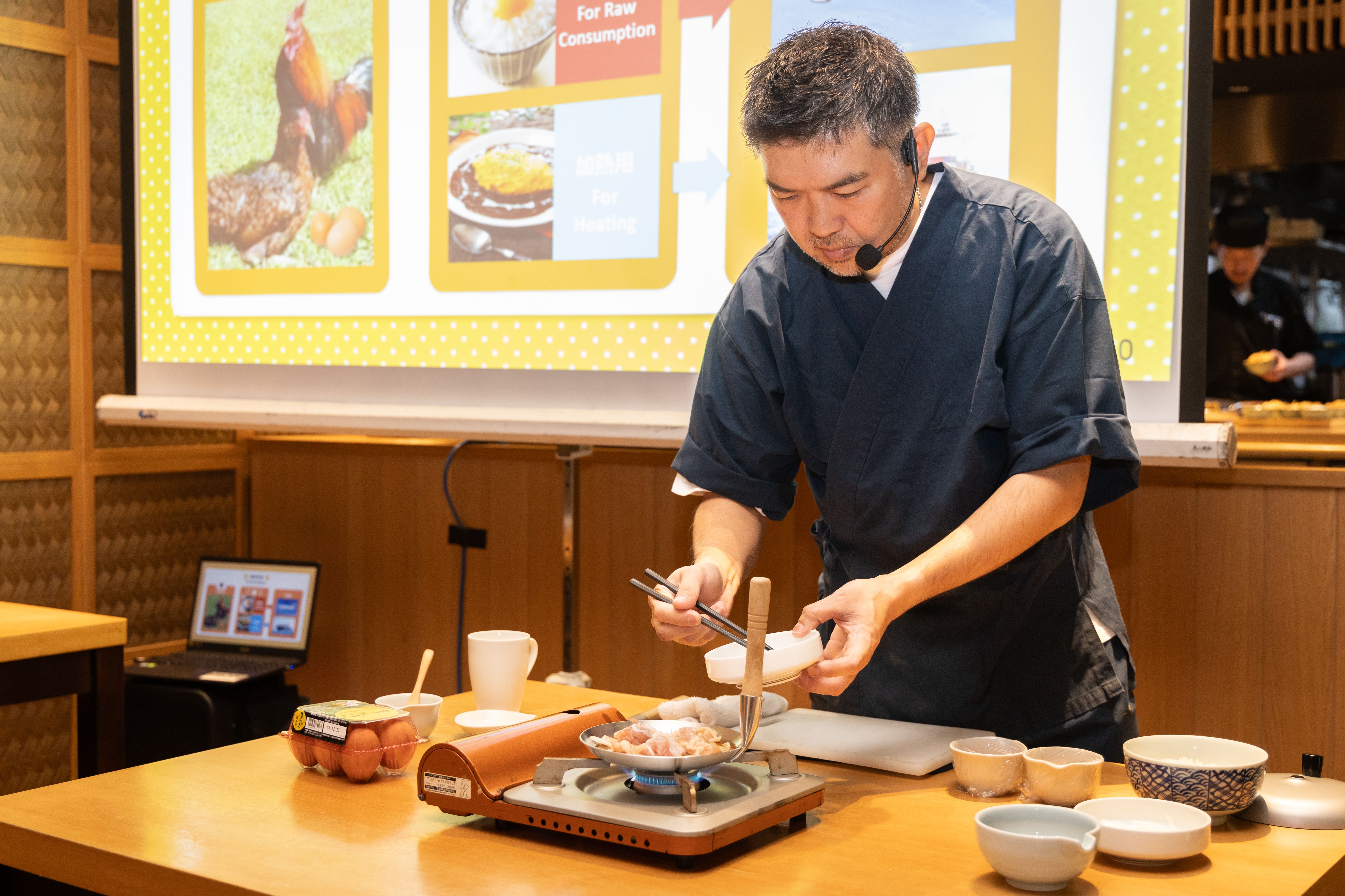 透過稻村主廚的教學，親子丼似乎也沒那麼難做。