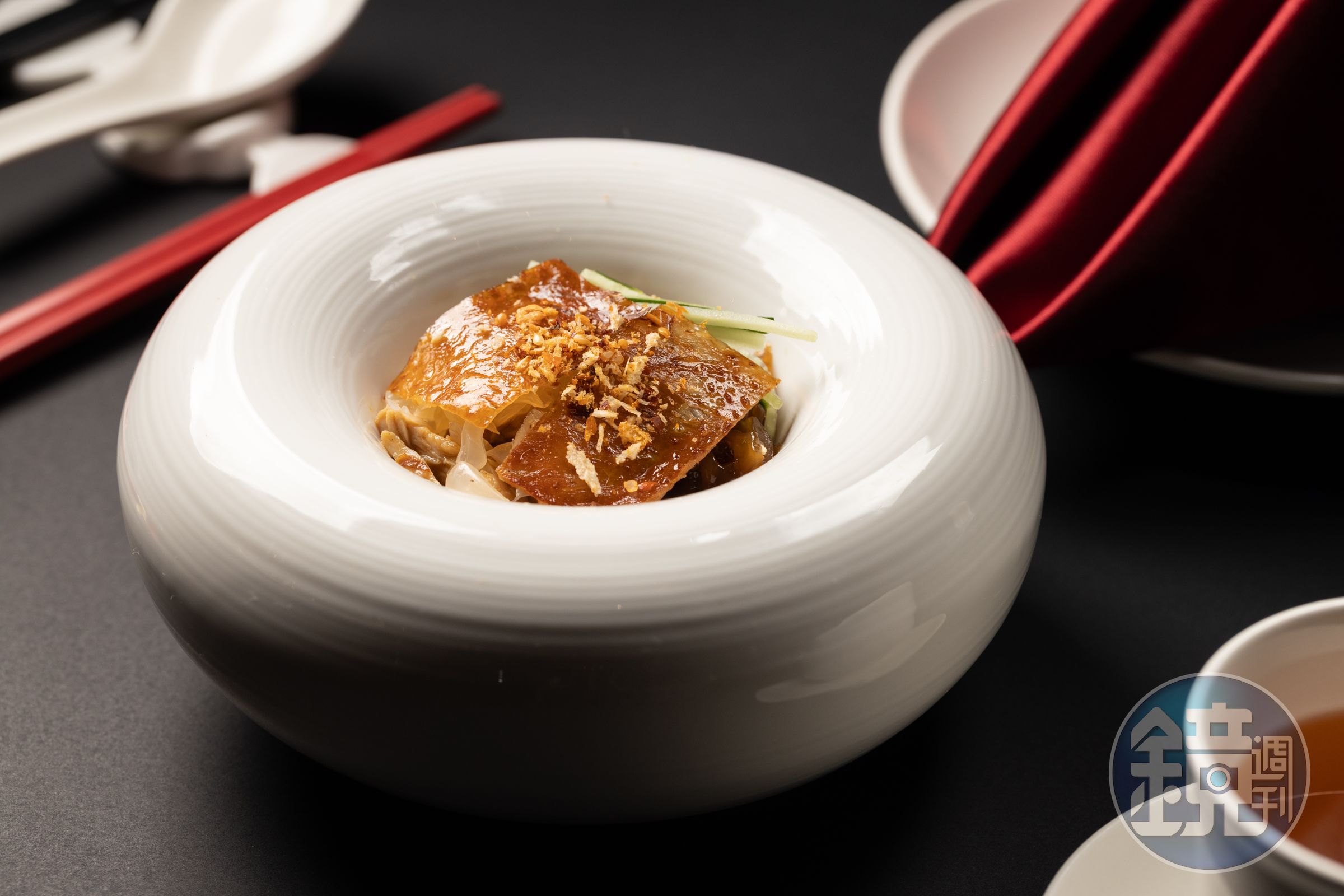 「川味脆皮手撕雞拌蜇頭」是川粵風味的巧妙結合。（粵宴套餐菜色，3,800元／人）
