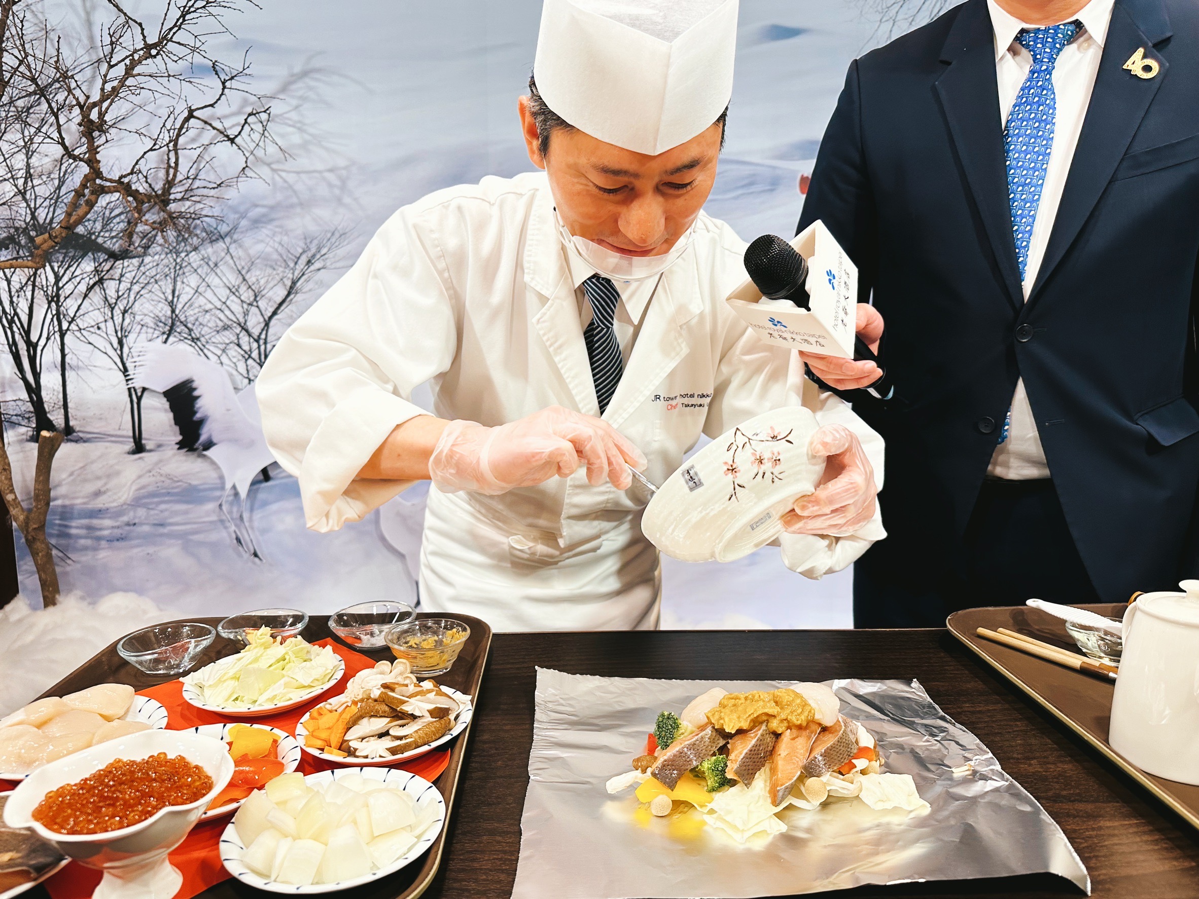 北海道來的料理長上原貴幸記者會現場親自示範北海道鄉土料理。