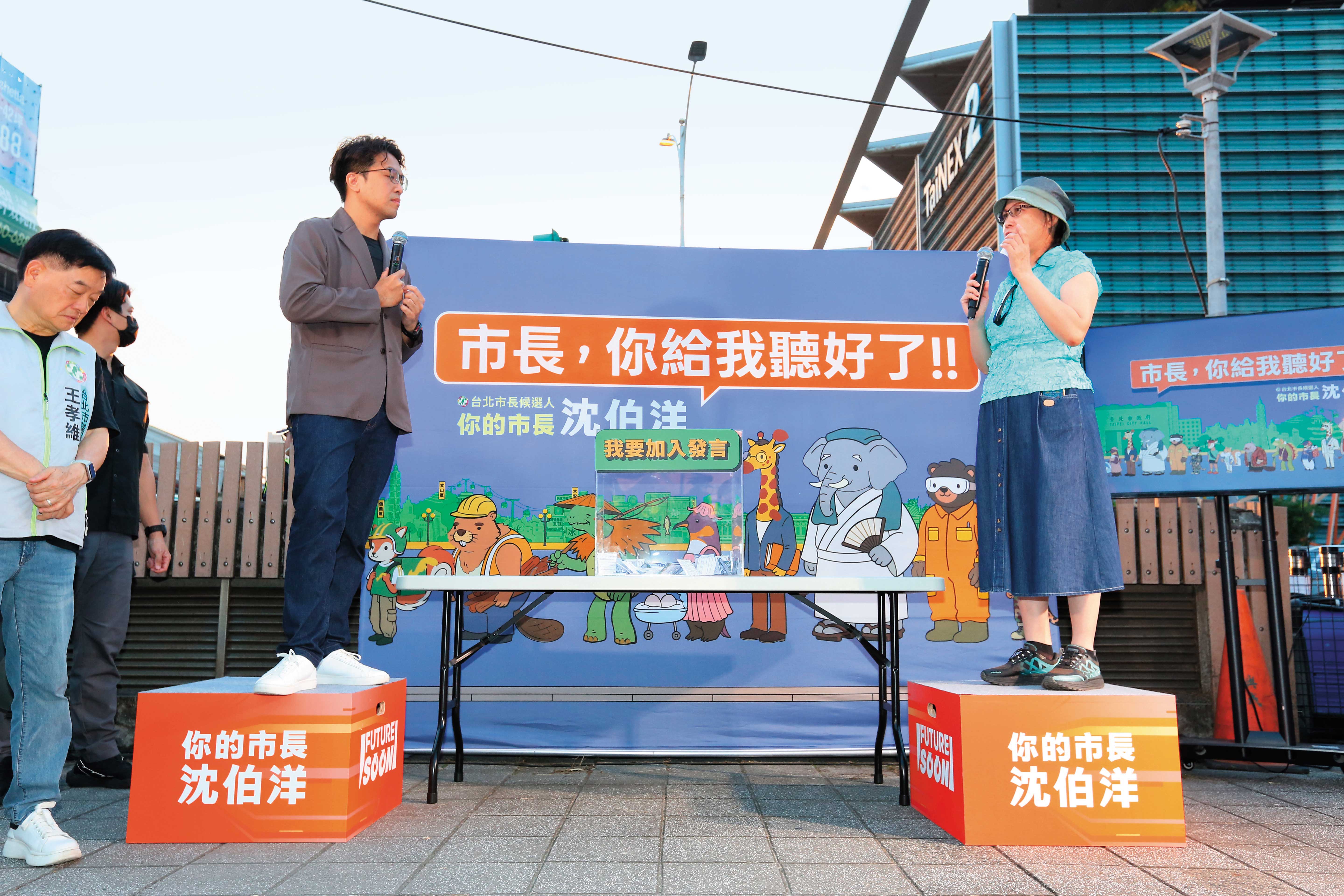 沈伯洋(左)在北市街頭直面民眾談政策,吸引中間選民。(鏡報姜永年)