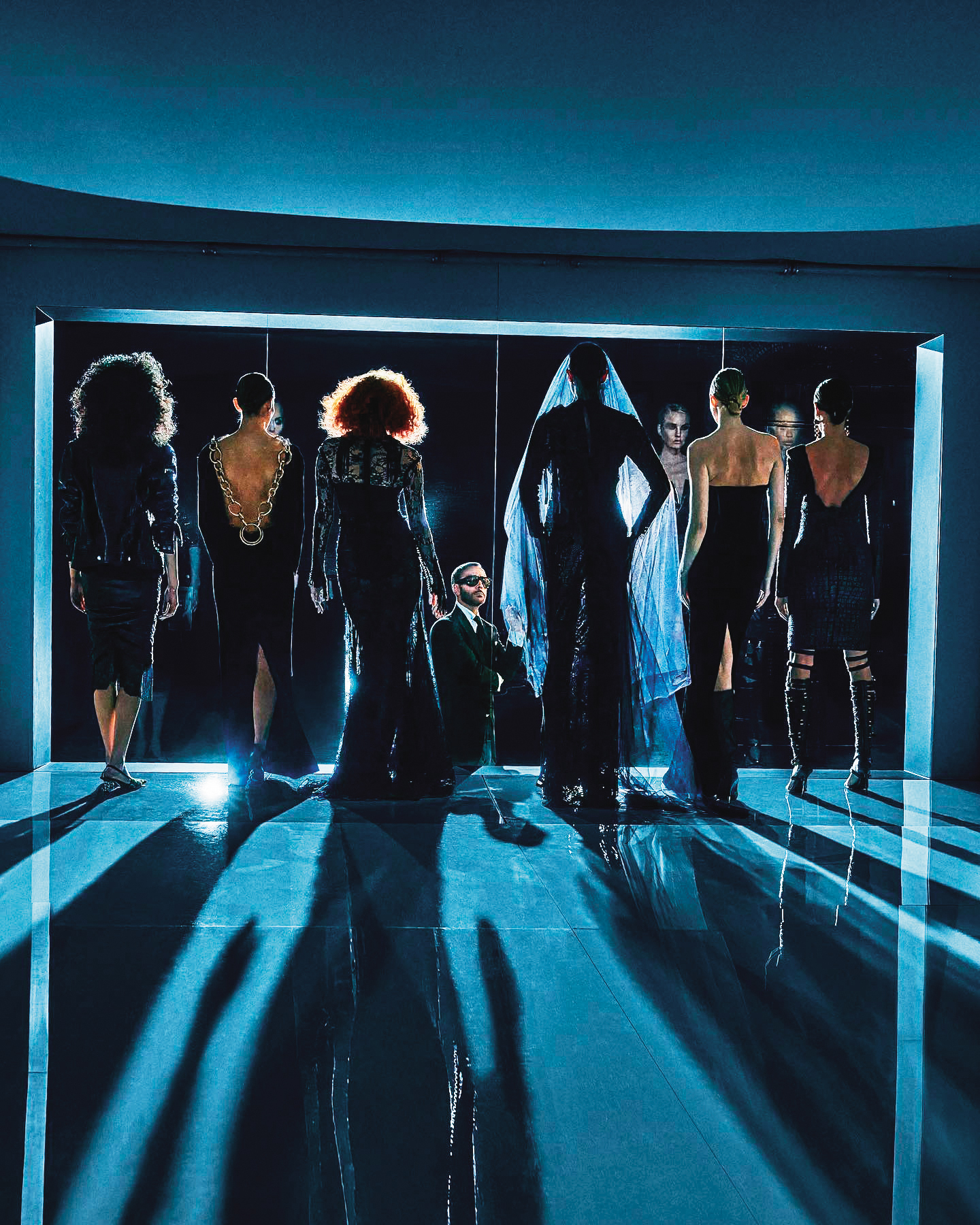 Tom Ford(中)從品牌典藏庫挑選自己最愛的造型,當作這13年設計生涯的告別作。(翻攝自Tom Ford IG)