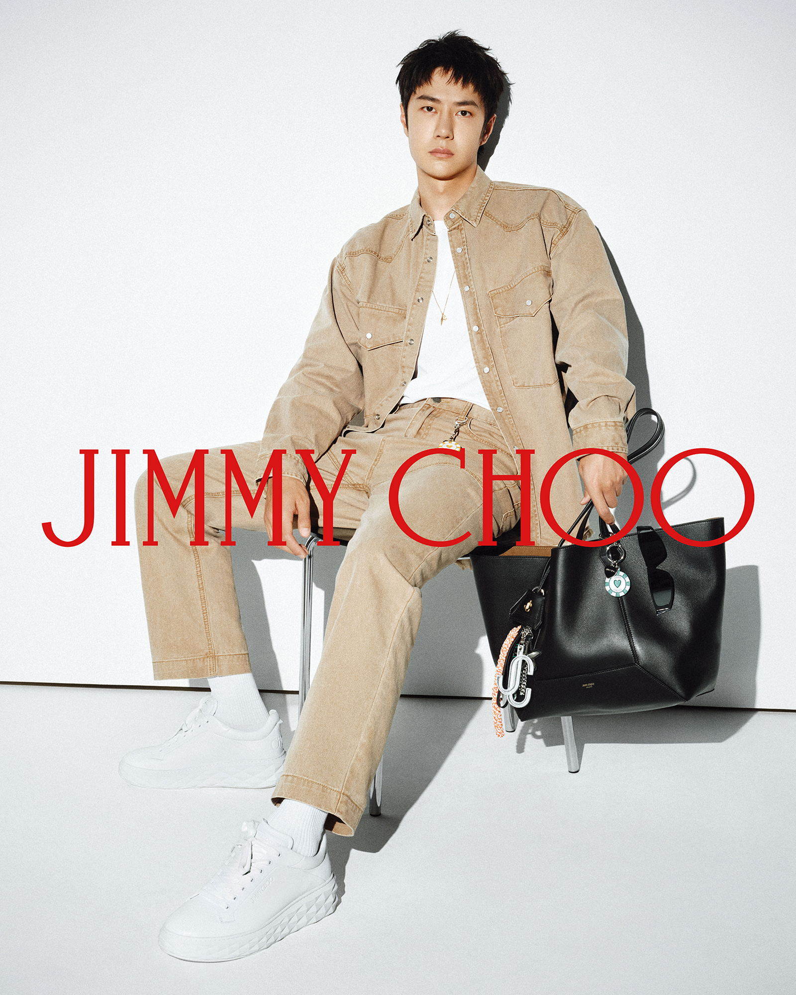 王一博自信大膽的風格以及出眾的才華受到Jimmy Choo的青睞。（藍鐘提供）