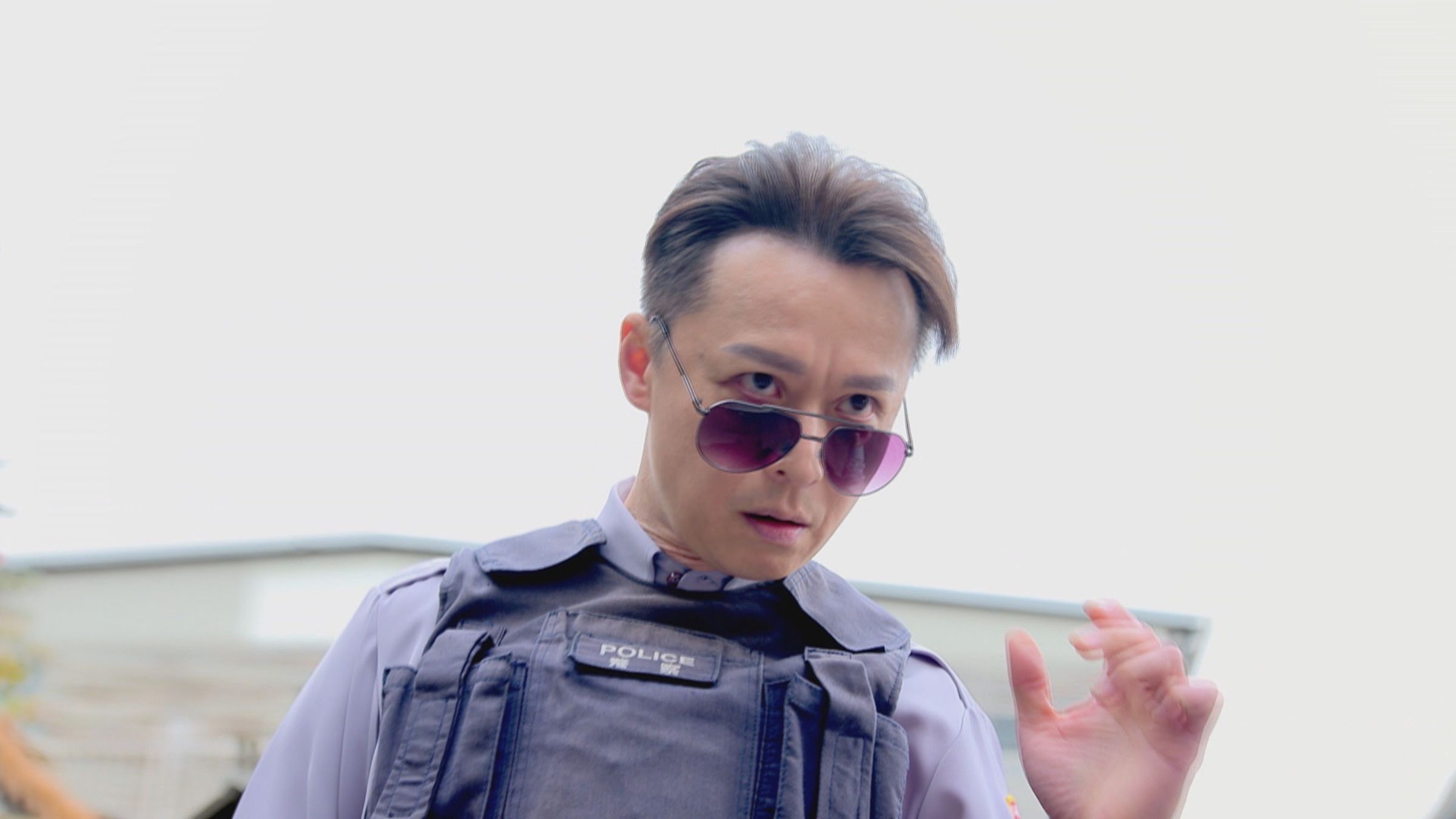 何豪傑《好運來》飾演警察，開拍凍得腿拉傷。（民視提供）